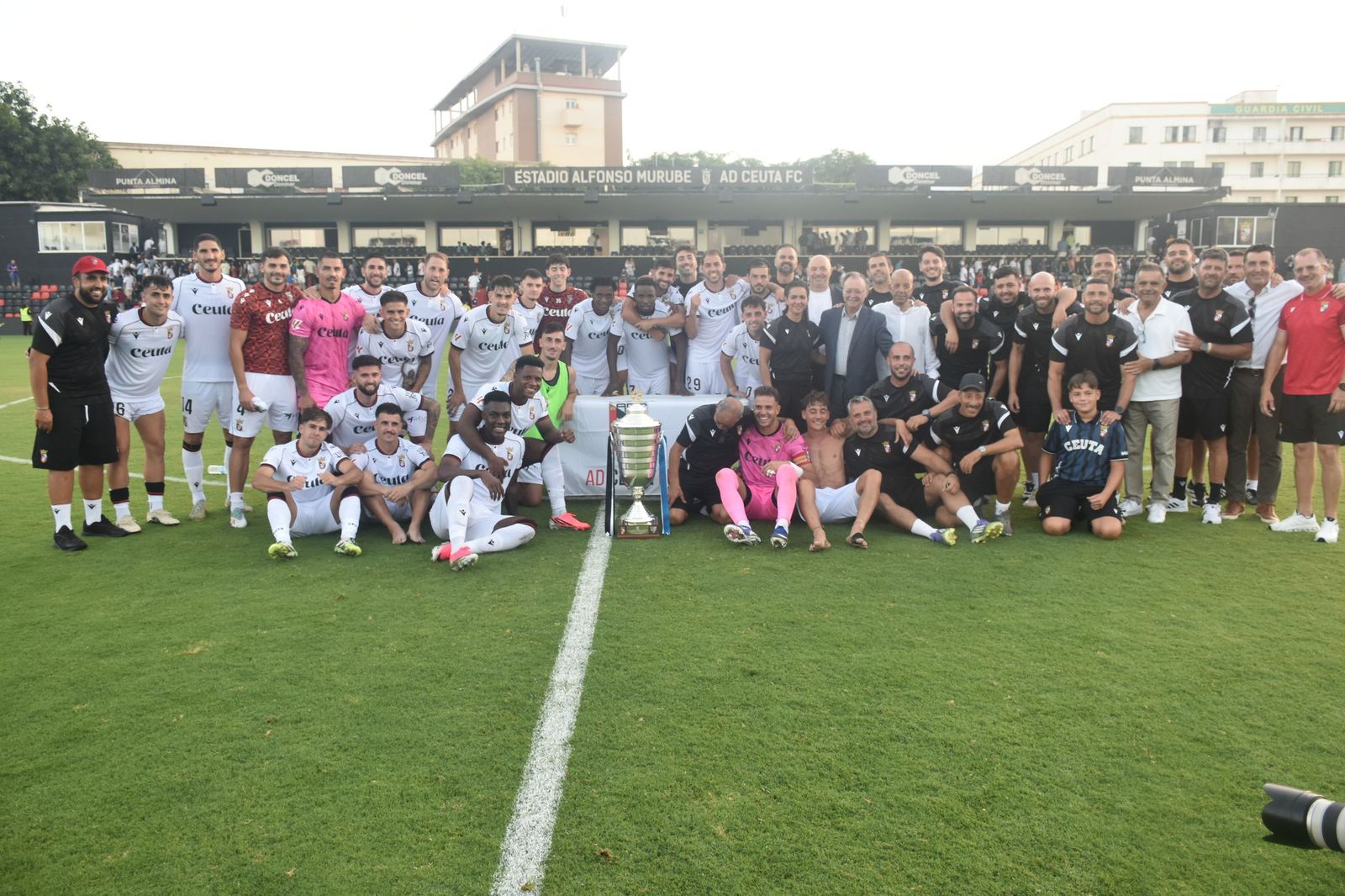 Plantilla y cuerpo técnico celebran la victoria