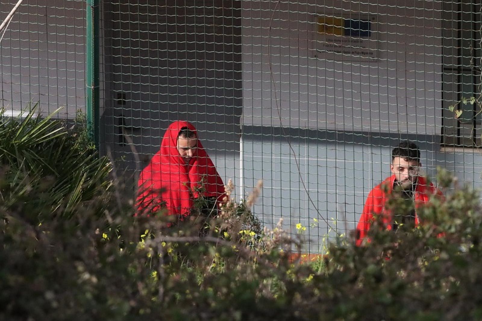 Migrantes con toallas de Cruz Roja recién llegados a Ceuta en una imagen de archivo. / FOTO EL PUEBLO