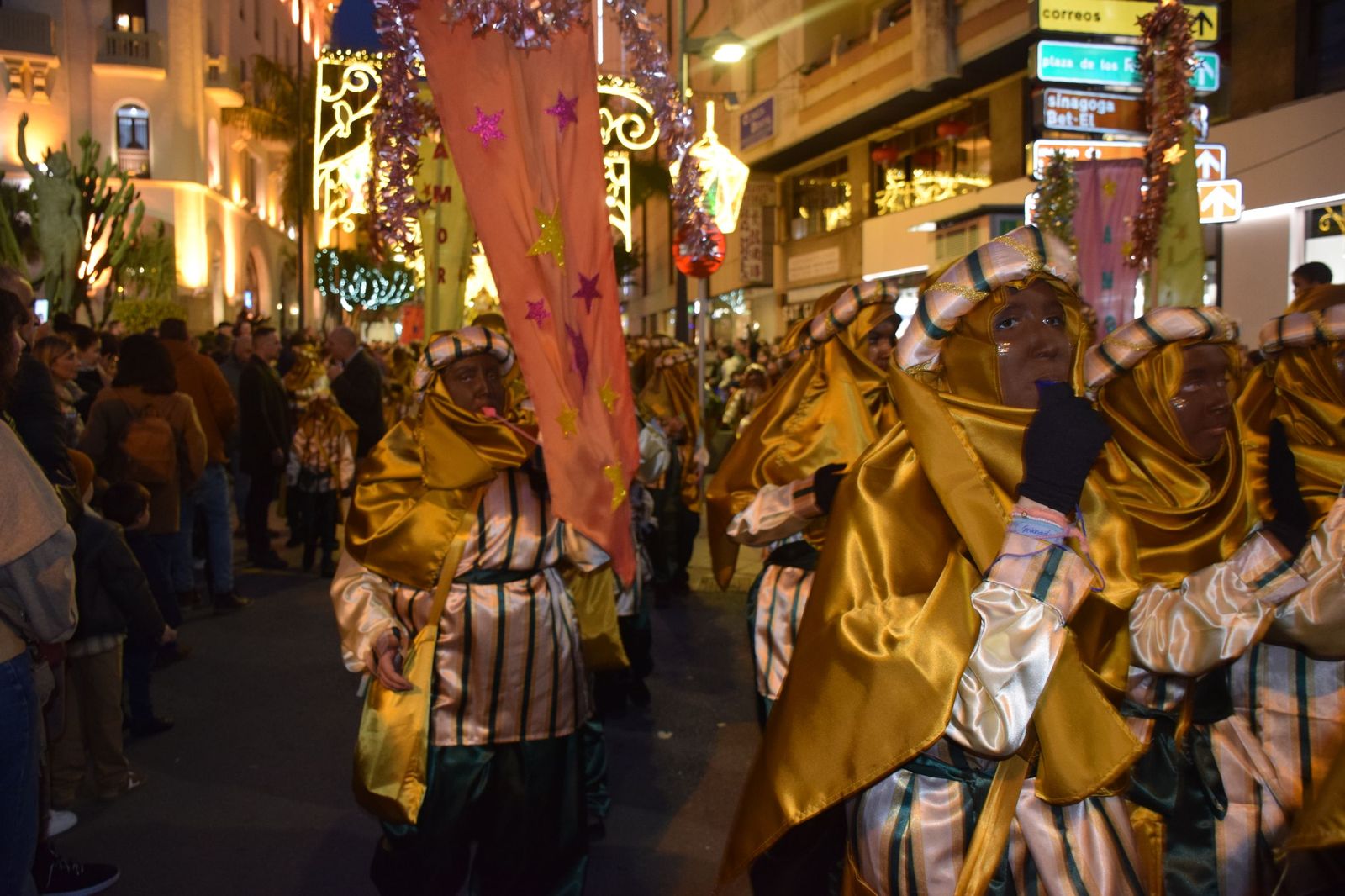 El centro de Ceuta disfruta de la visita del Heraldo Real y de su tradicional pasacalles