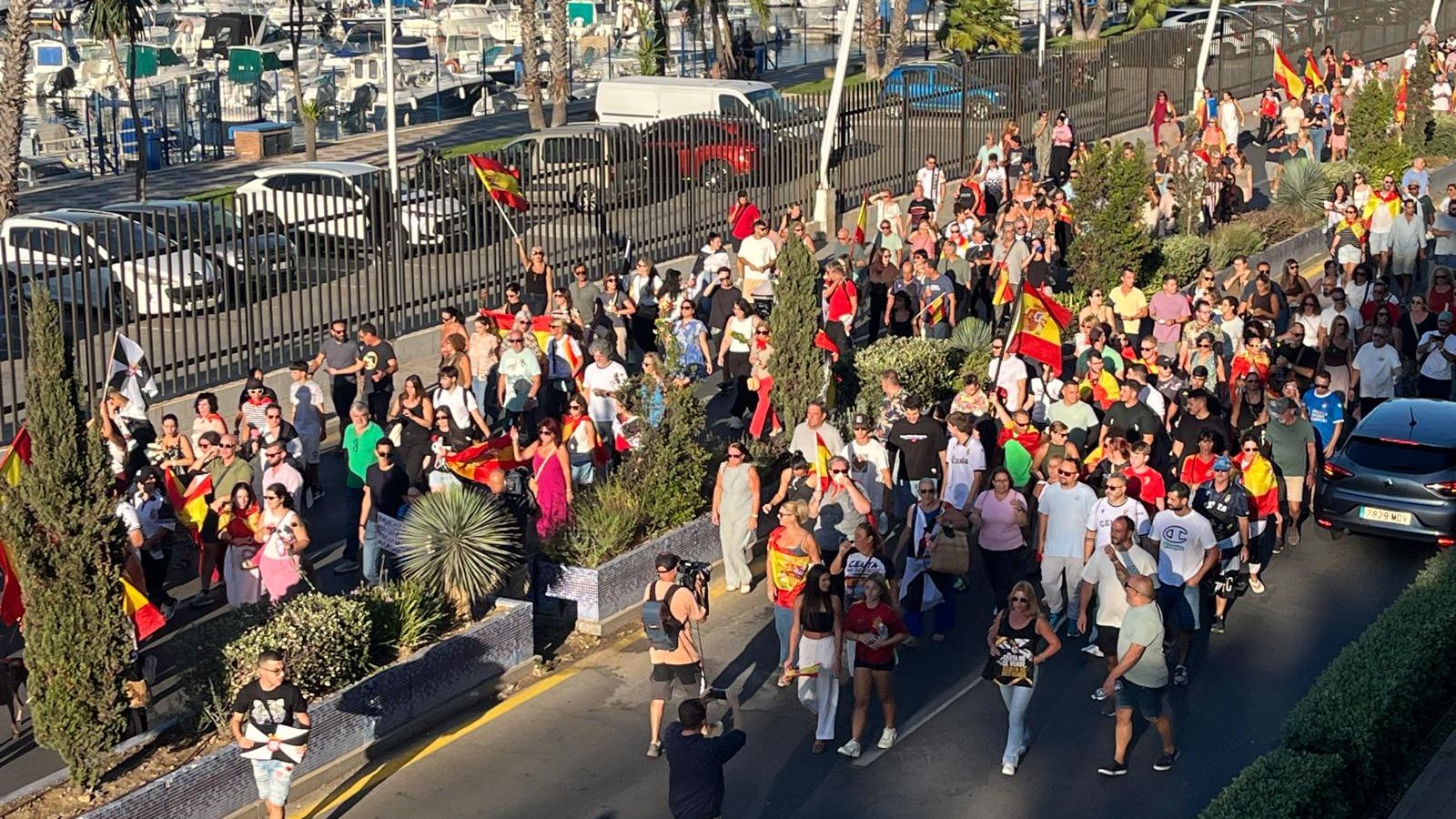 La manifestación ciudadana marcha por la avenida Juan Pablo II