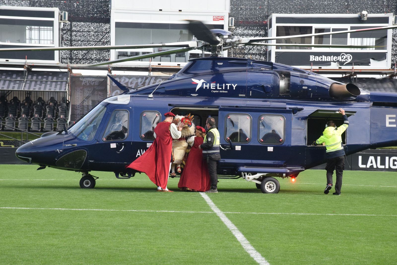 Los Reyes Magos aterrizan en el Alfonso Murube horas antes de la cabalgata
