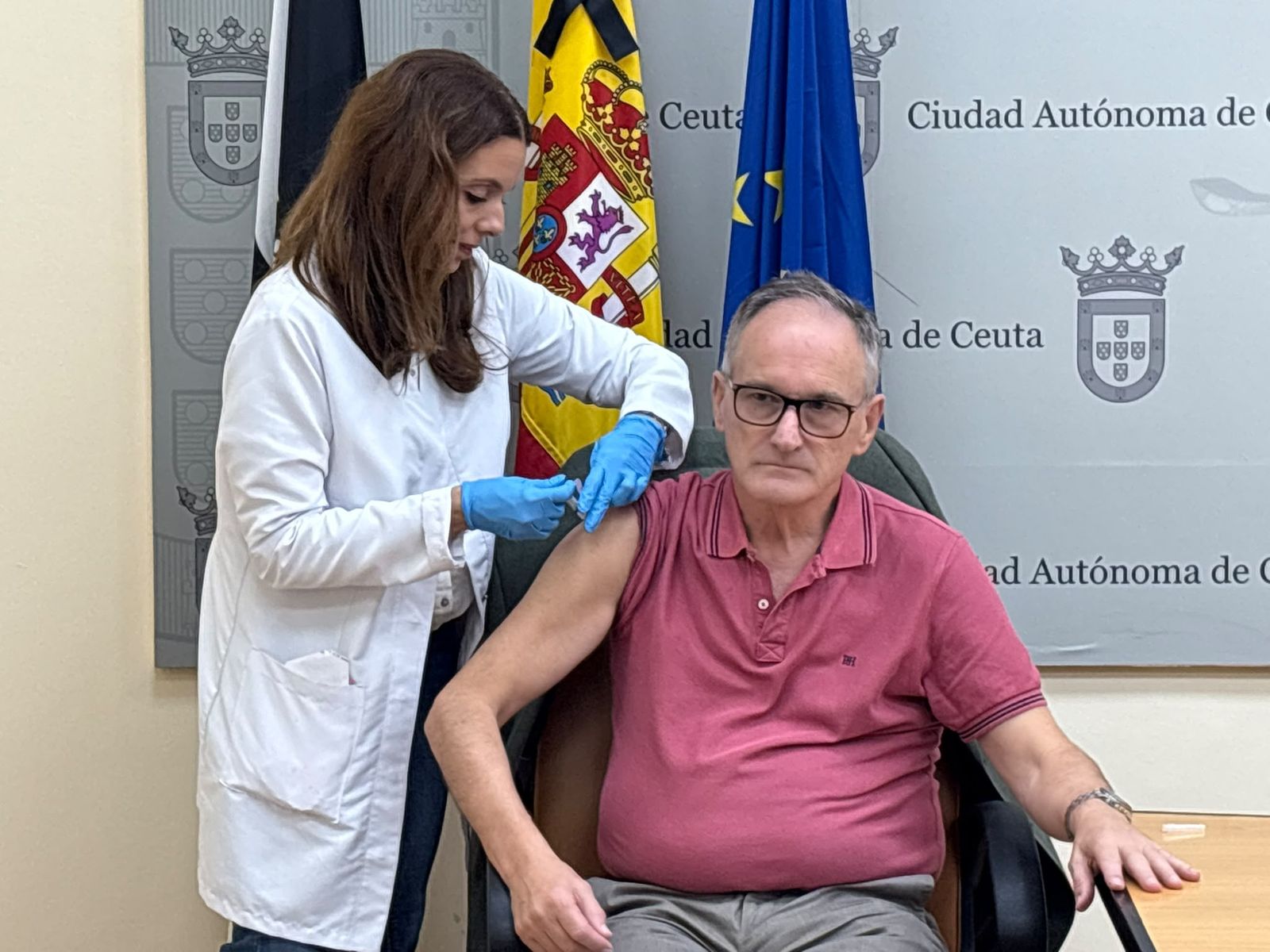 Benzina y Lopera alertan de la influencia de los mensajes contrarios a las vacunas y de la pérdida de confianza ciudadana. Ambos recuerdan que la prevención resulta fundamental para evitar complicaciones respiratorias durante el invierno