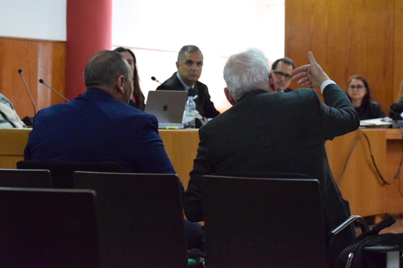 Planelles a la izquierda y Cabrera a la derecha contestando a las acusaciones.