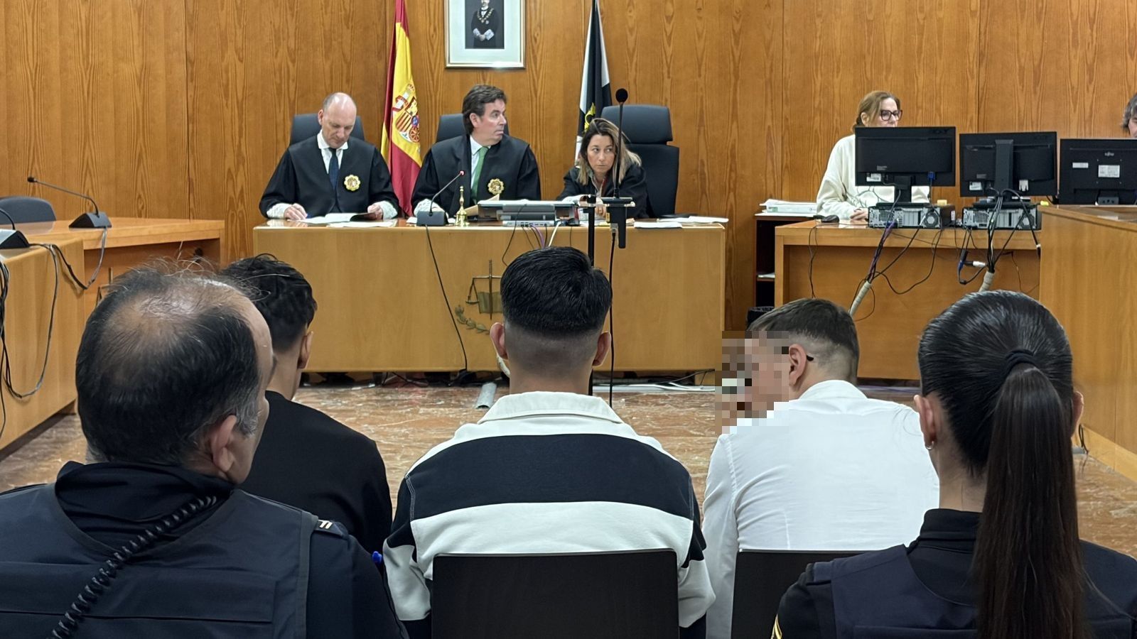 Los tres acusados frente al tribunal este miércoles