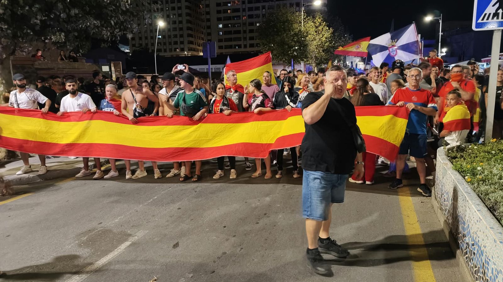 Ciudadanos se manifiestan en las barriadas de la ciudad contra la gestión de la crisis