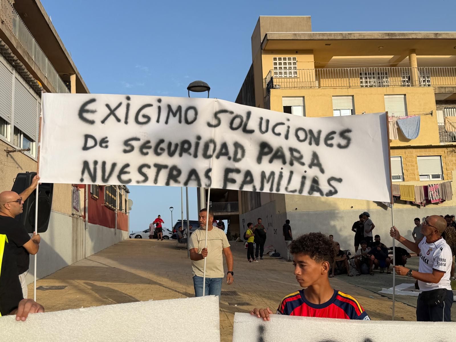 Cerca de un par de centenares de vecinos vuelve a concentrarse frente al centro temporal de acogida instalado en la explanada de embolsamiento