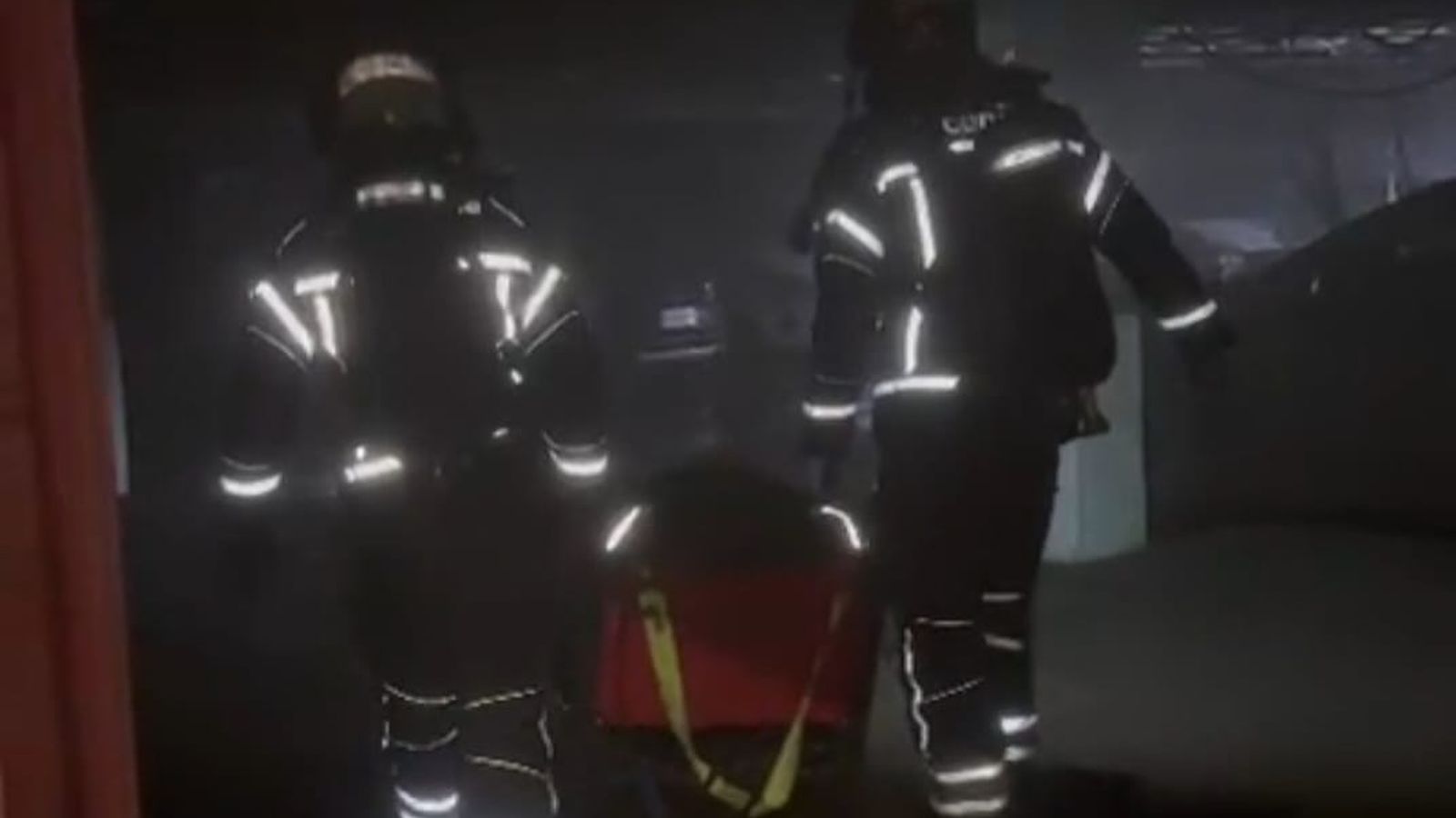 Bomberos en el incendio