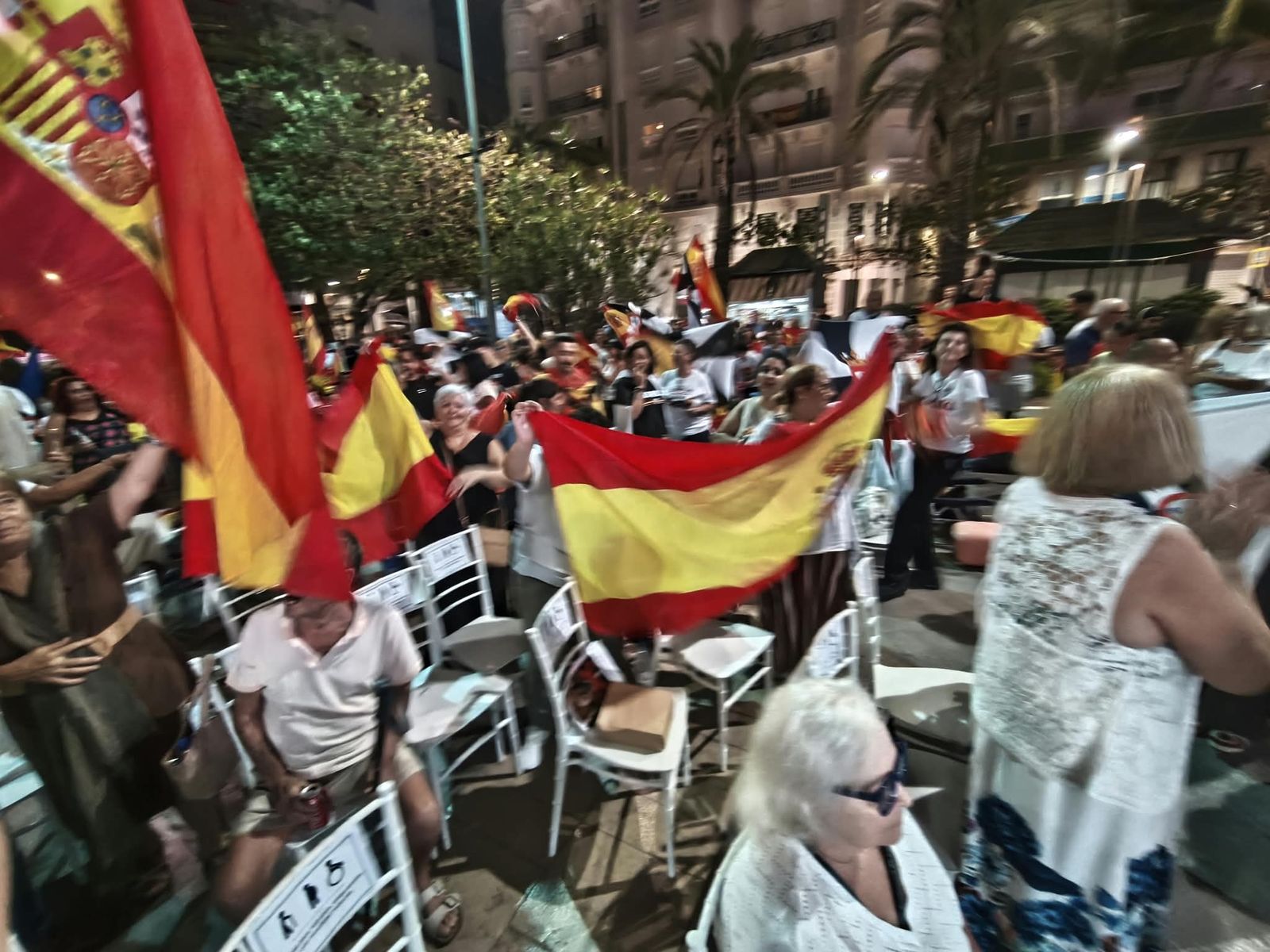 La Plaza de los Reyes se convierte en un gran salón para arropar a Vivas
