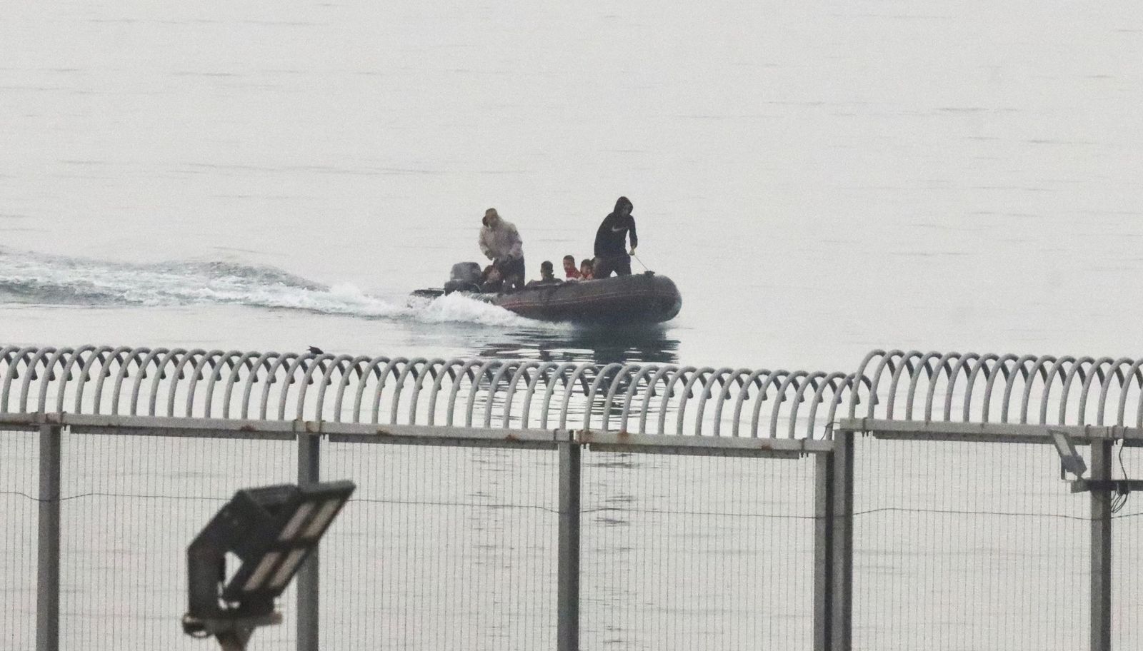 Autoridades marroquíes tras rescatar a varios migrantes en altamar. / FOTO REDUAN