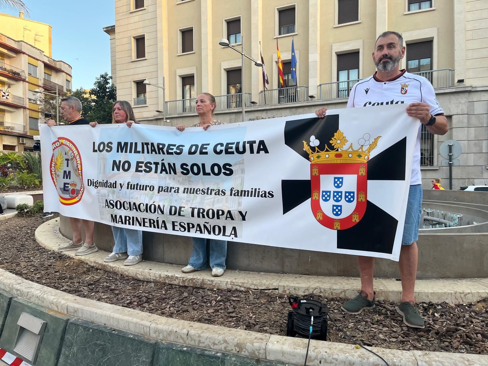 Una asociación profesional saca a la calle las demandas y quejas de los militares