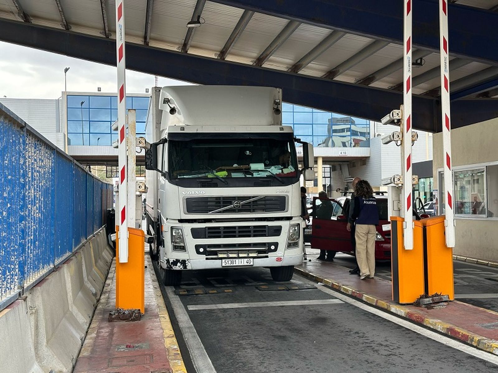 El camión con pescado entrando a Ceuta este jueves. FOTO EL PUEBLO