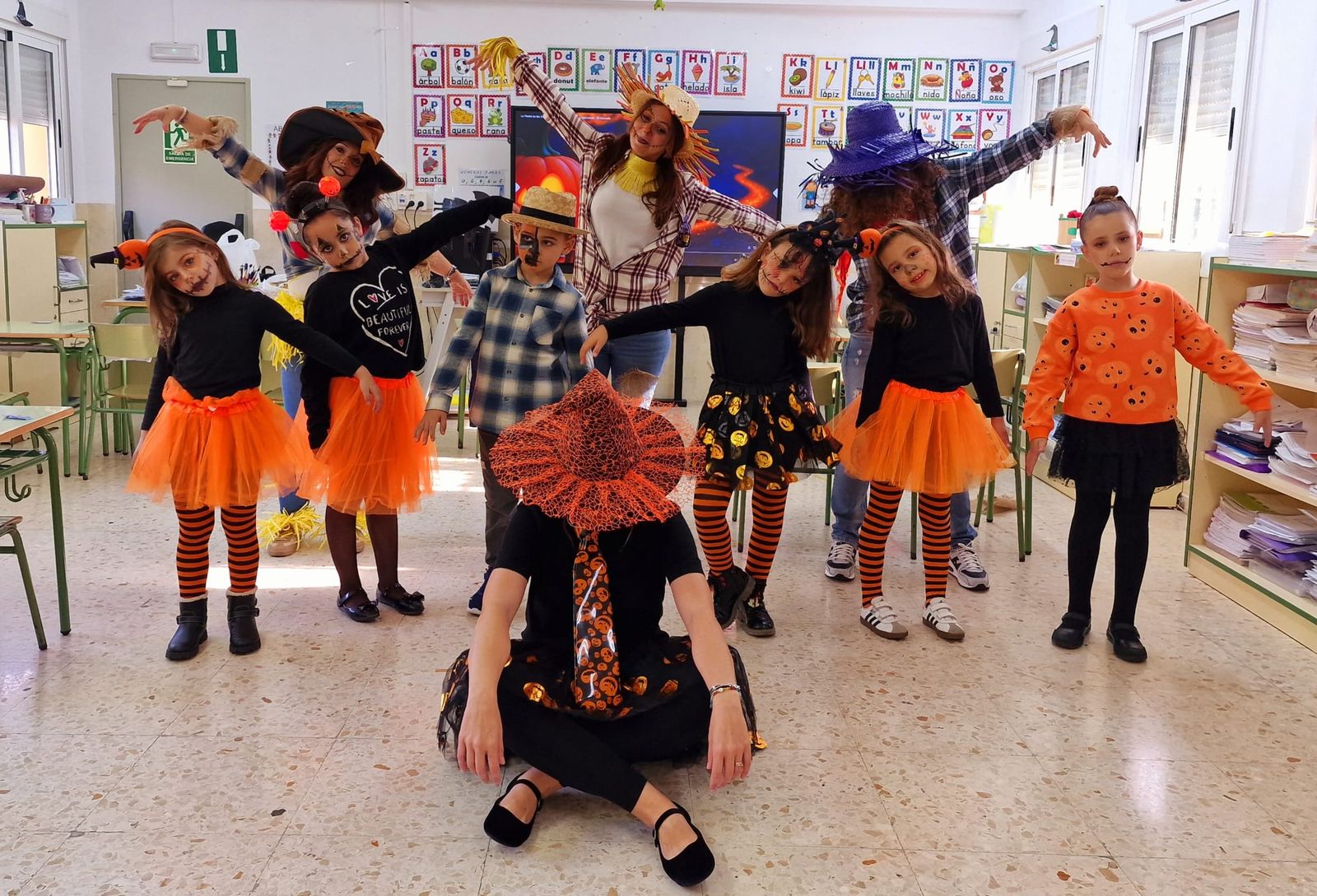 FOTOGALERÍA | El CEIP Rosalía de Castro lleva la magia de Halloween a las calles de la barriada con un pasacalles