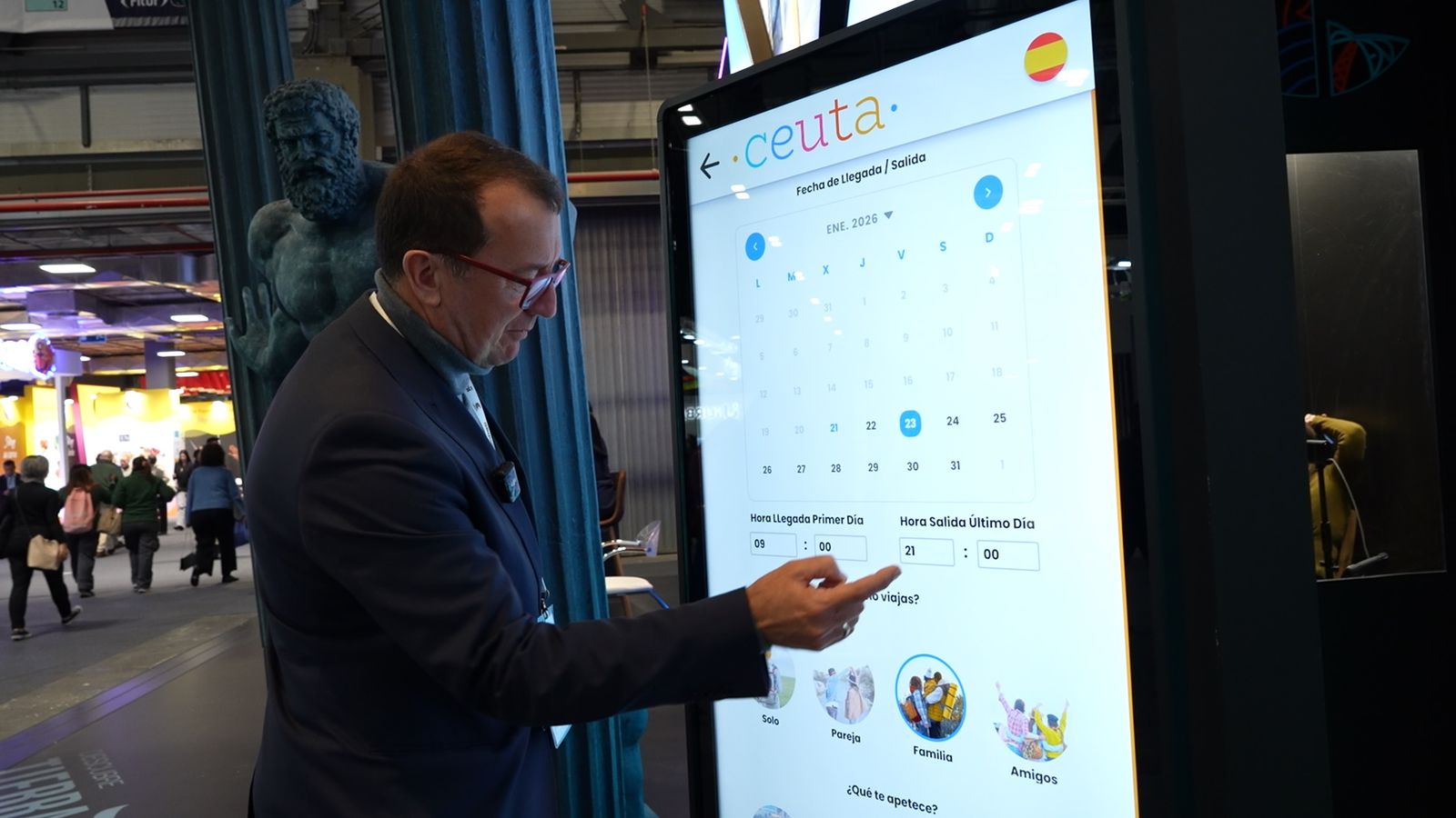 Una persona consulta información sobre Ceuta en el "tótem interactivo" instalado en el expositor que la Ciudad ha abierto en FITUR