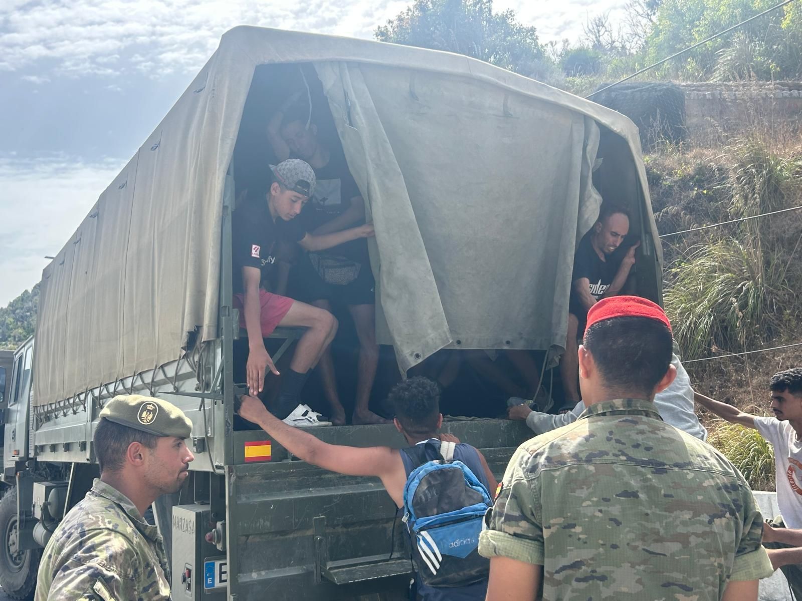 Militares reagrupando migrantes en Benzú