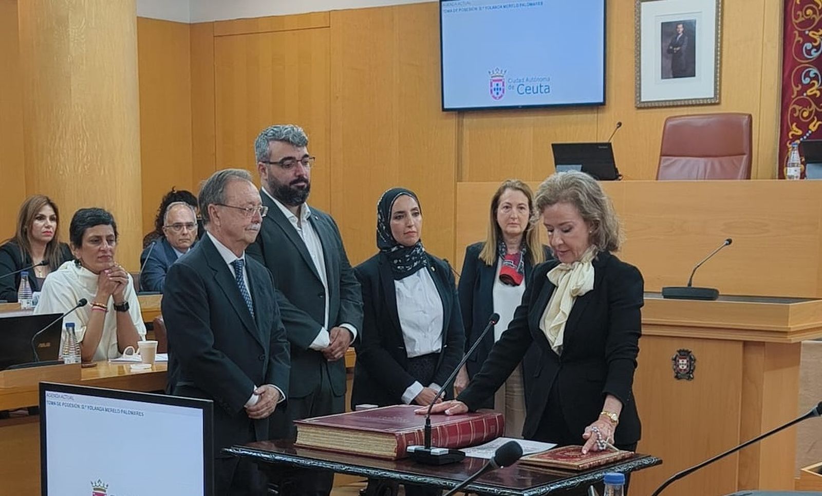 Yolanda Merelo jurando su cargo como nueva diputada de la Asamblea de Ceuta