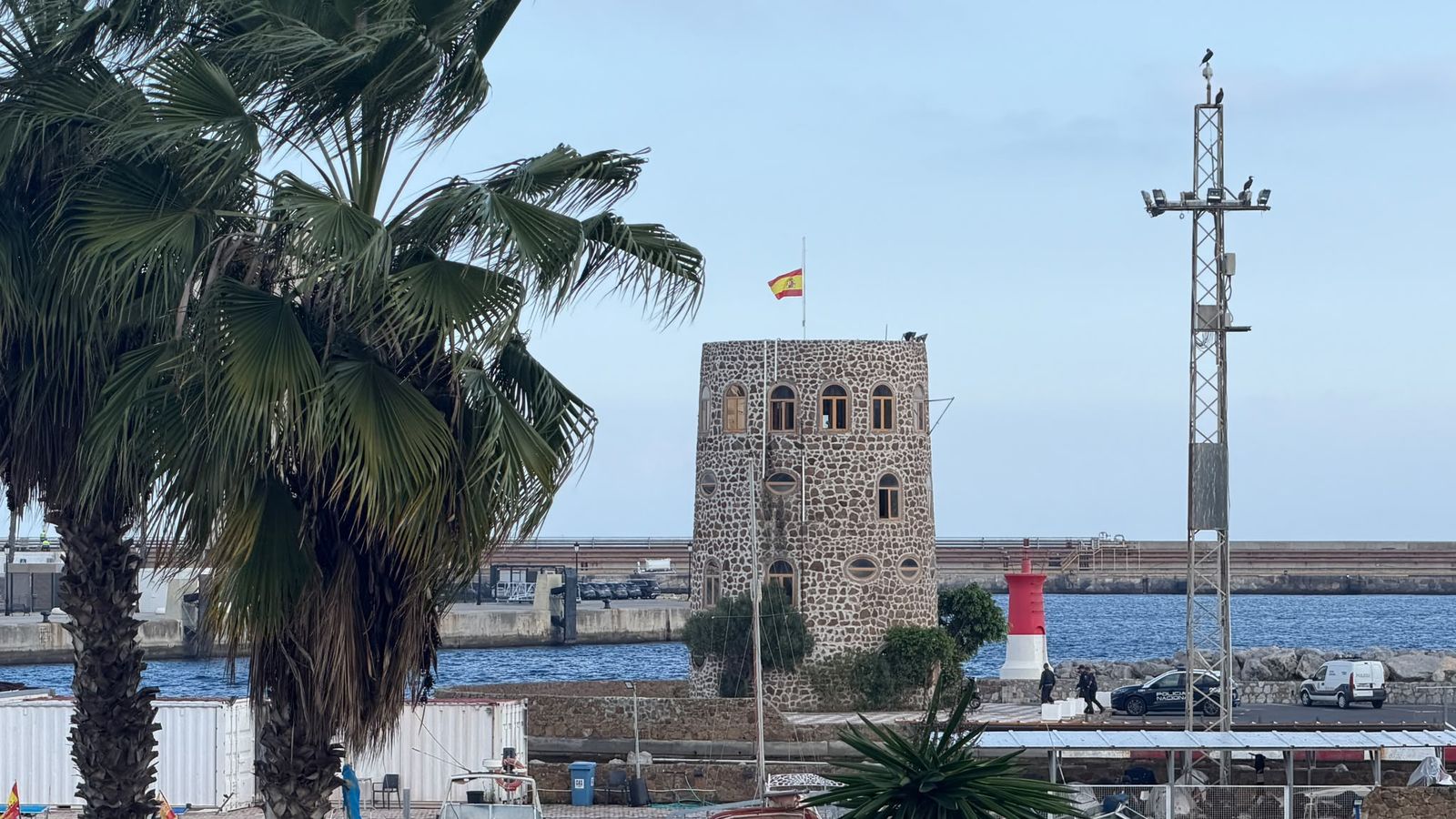 Ceuta muestra su duelo por la tragedia ferroviaria de Toledo con las banderas a media asta