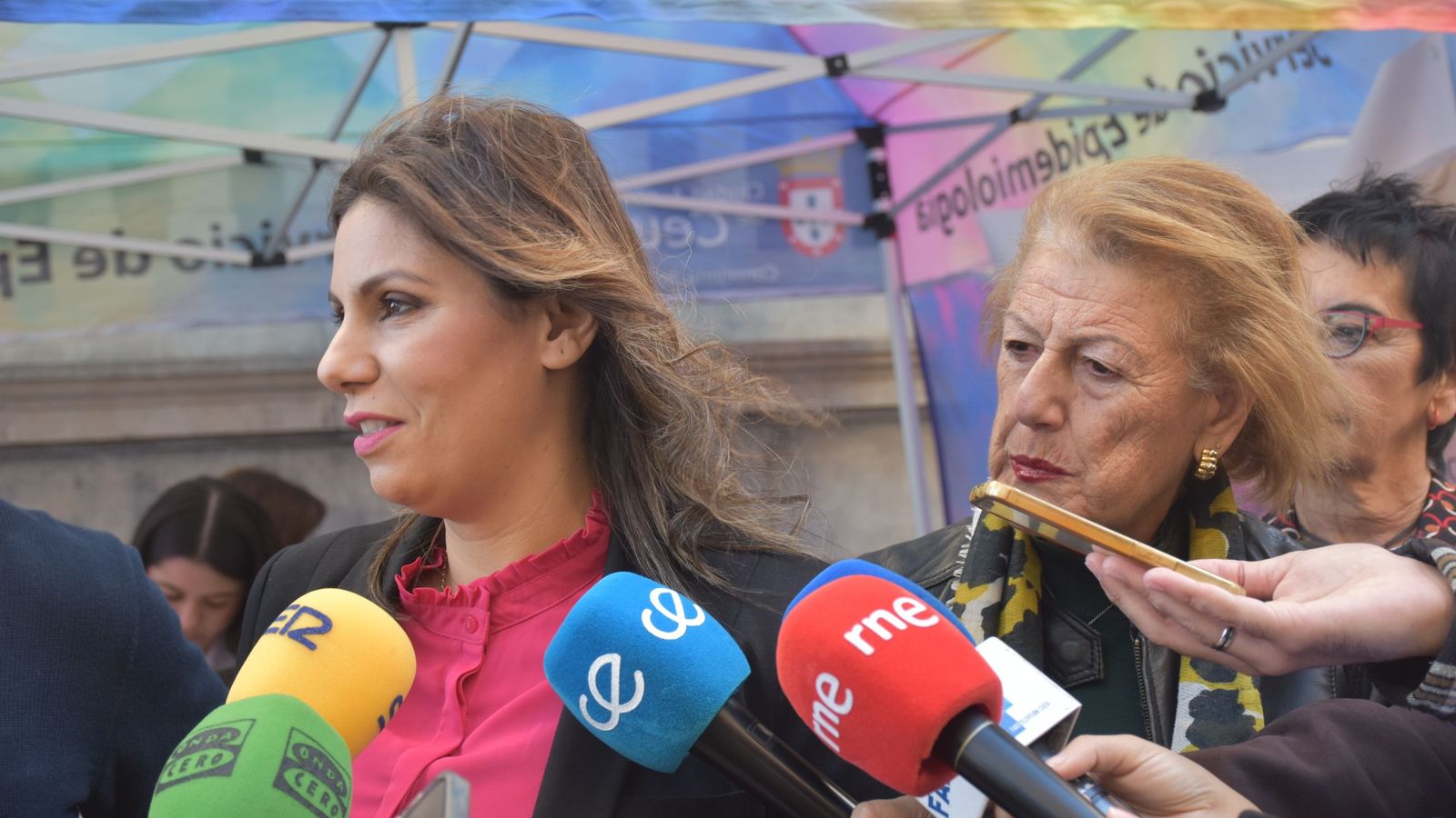 La consejera de Sanidad, Nabila Benzina, junto a la directora general del área, Rebeca Benarroch, en el stand informativo sobre la diabetes