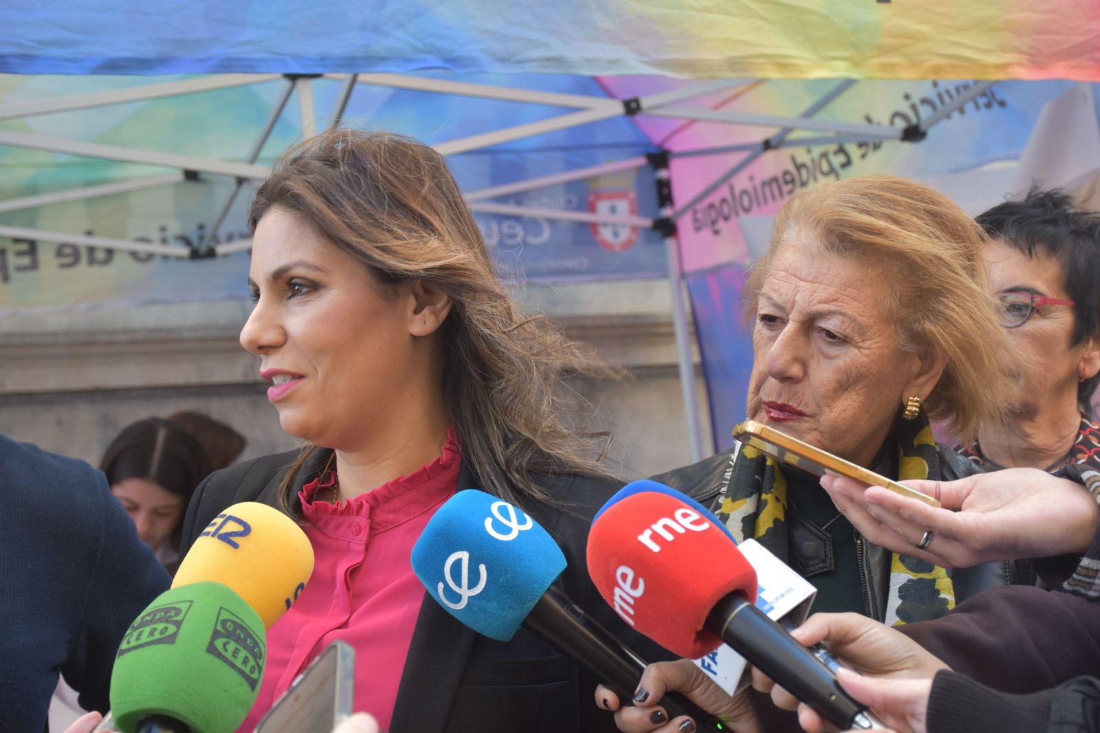 La consejera de Sanidad, Nabila Benzina, junto a la directora general del área, Rebeca Benarroch, en el stand informativo sobre la diabetes