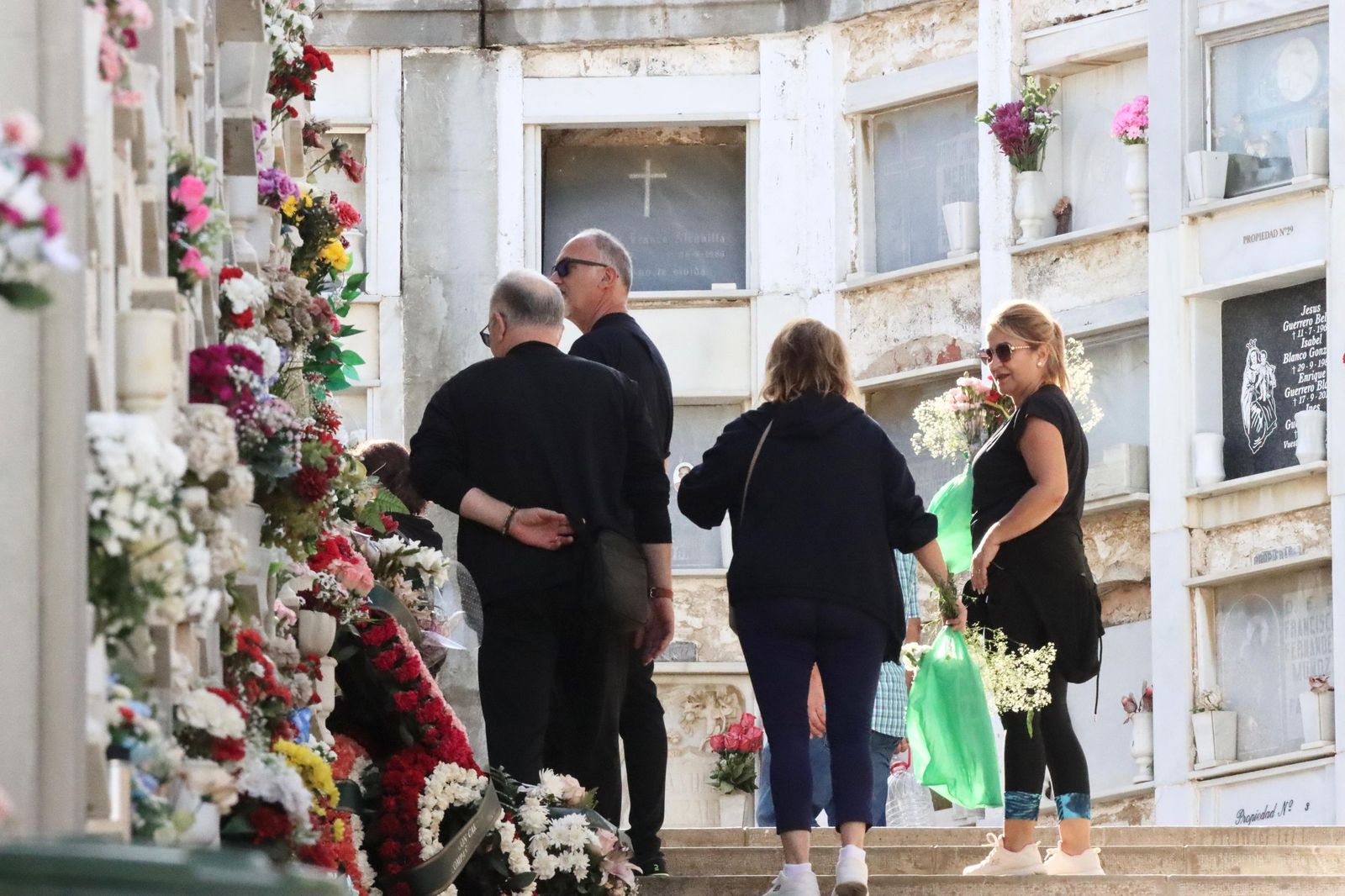 Flores y recuerdo a los difuntos en Santa Catalina Flores y recuerdo a los difuntos en Santa Catalina