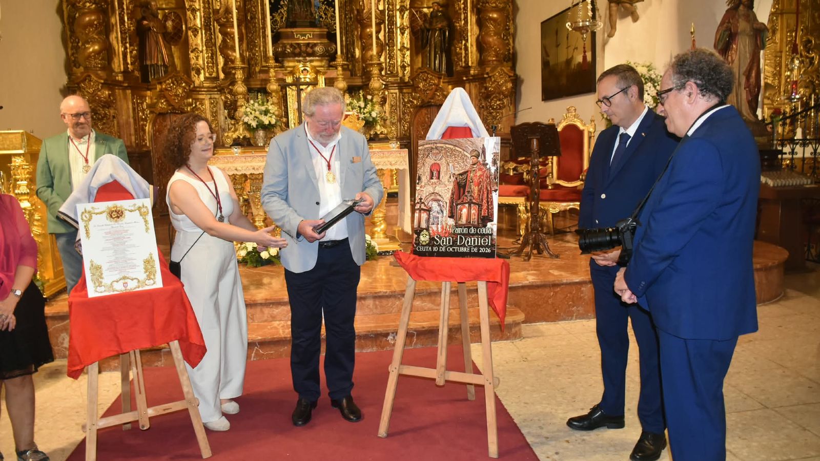 La presentación del cartel y el encendido del alumbrado dan paso a los cultos en honor a San Daniel
