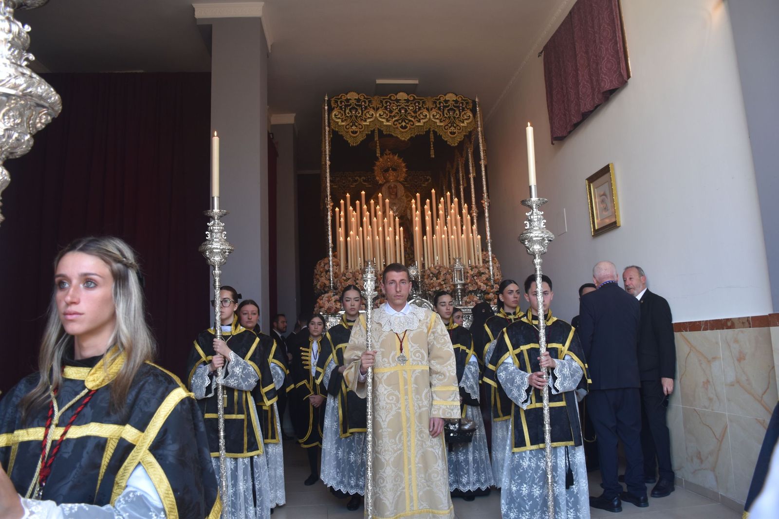 La Amargura: andares de barrio para un Miércoles Santo soleado