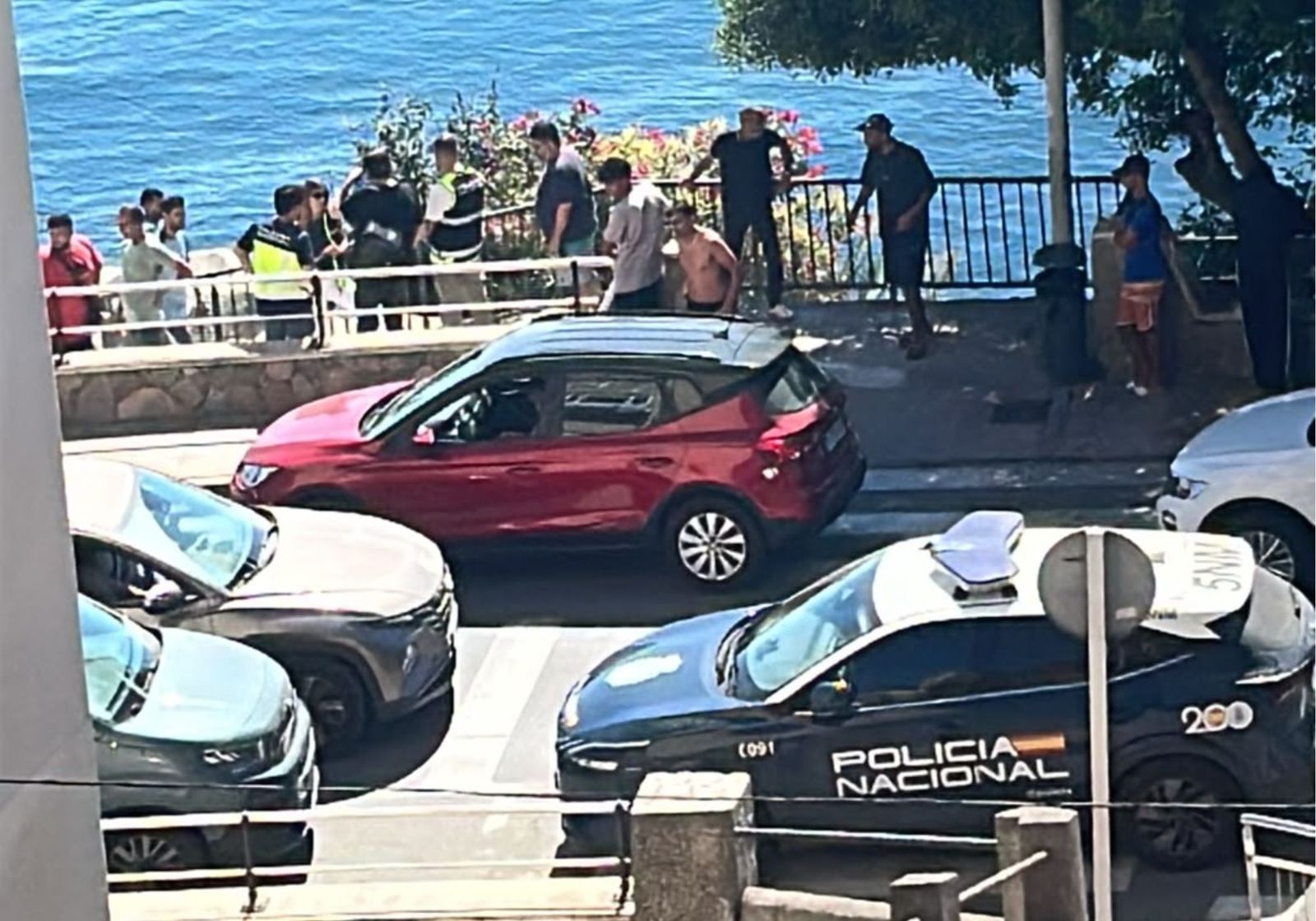 La Policía en el acceso a la escalera.