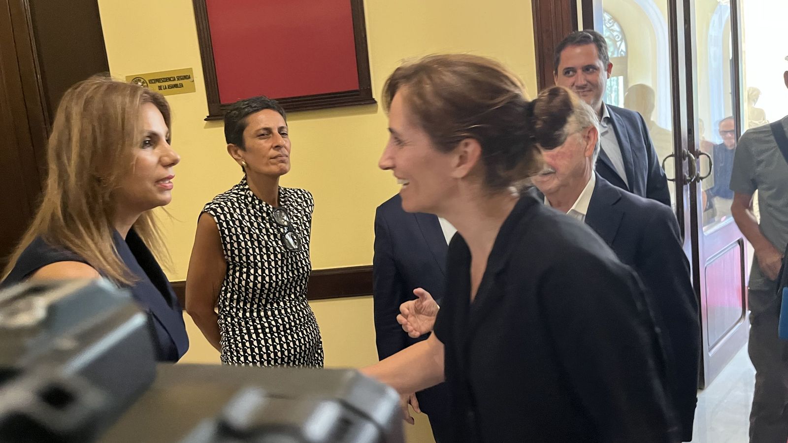 Benzina saluda a Mónica García durante la última visita de la ministra a Ceuta
