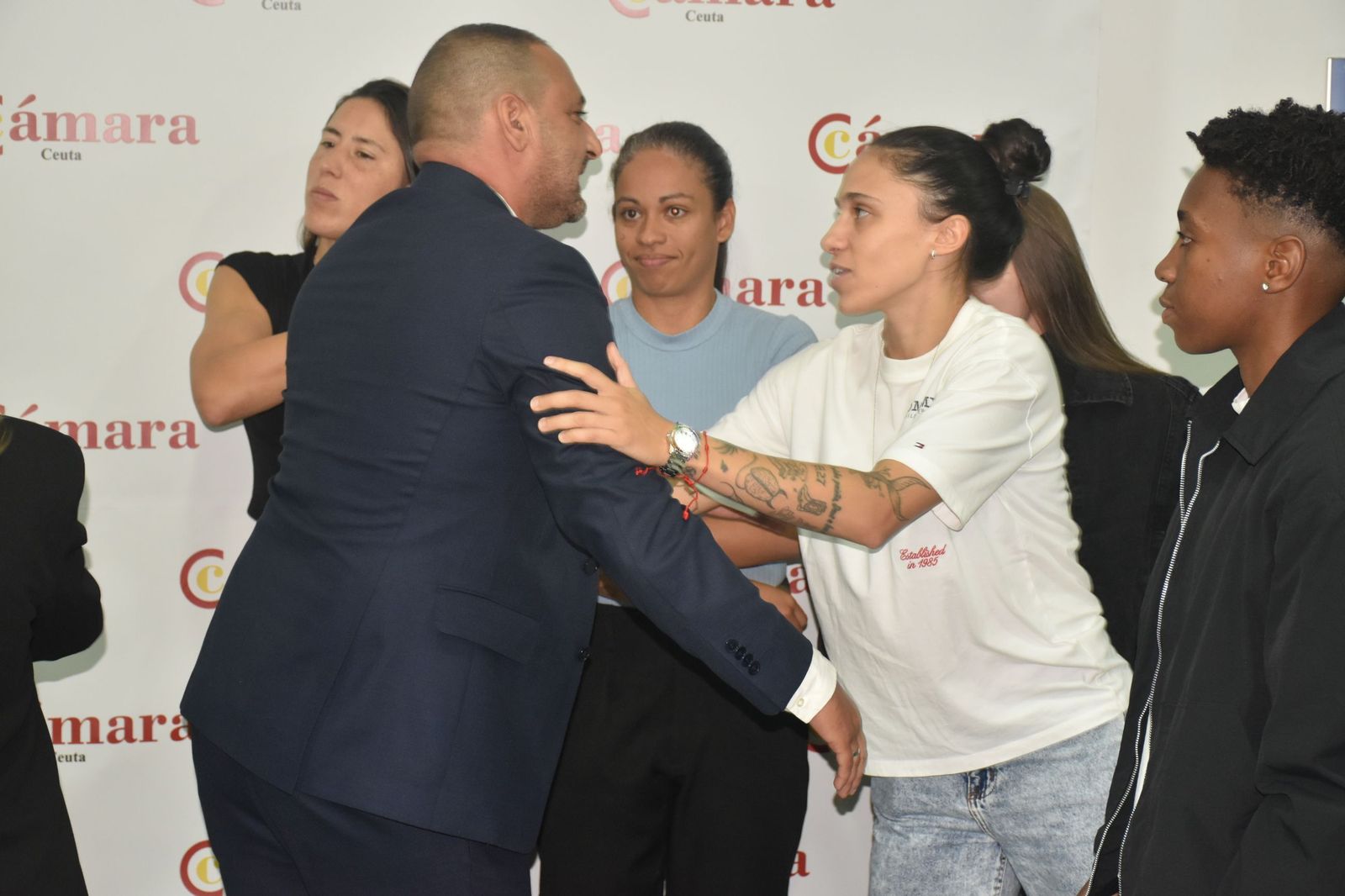 Luhay Hamido recibe la Medalla de Oro de la Cámara por su compromiso con el deporte ceutí