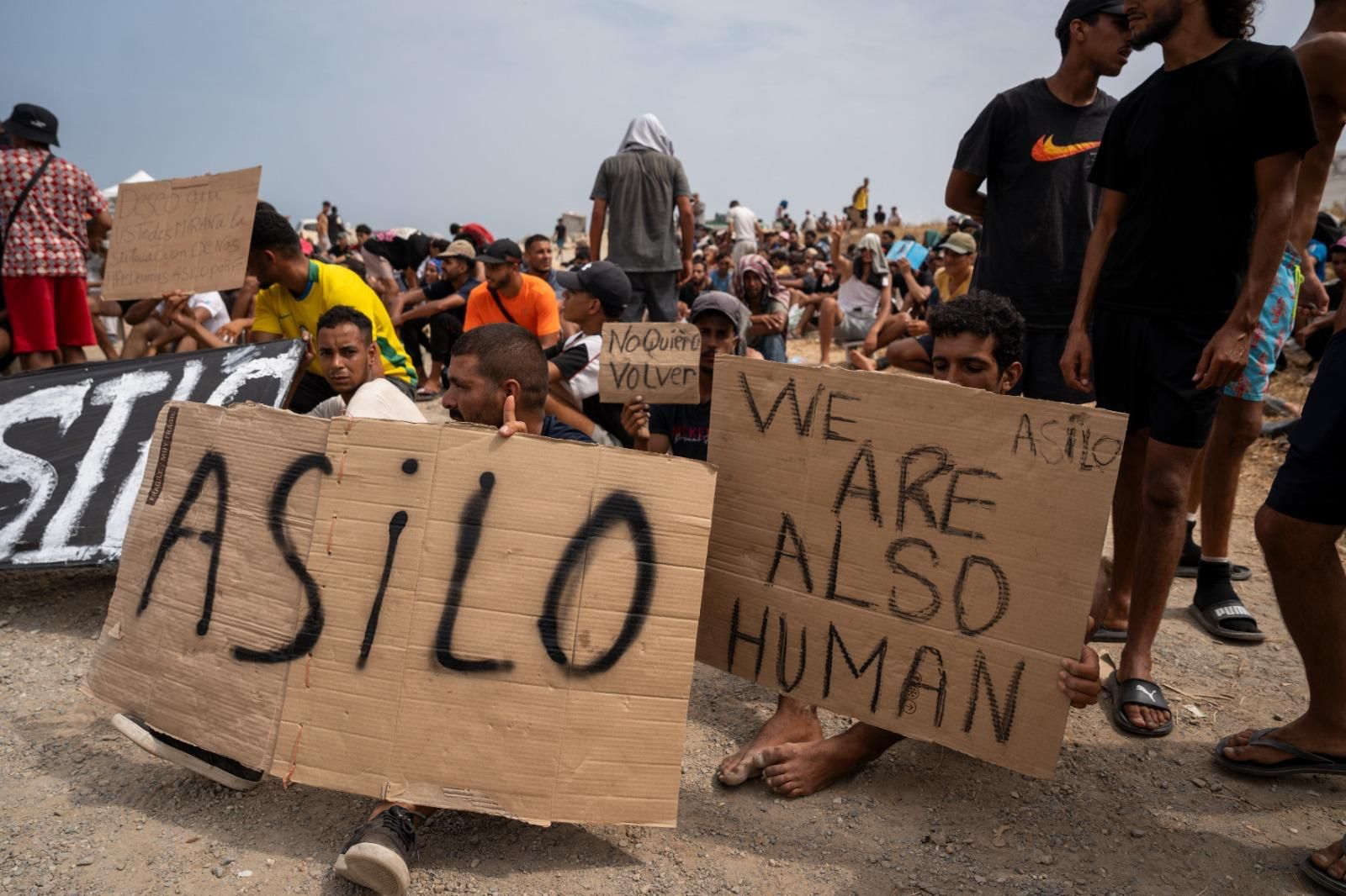 Migrantes en la playa del Trampolín pidiendo asilo.