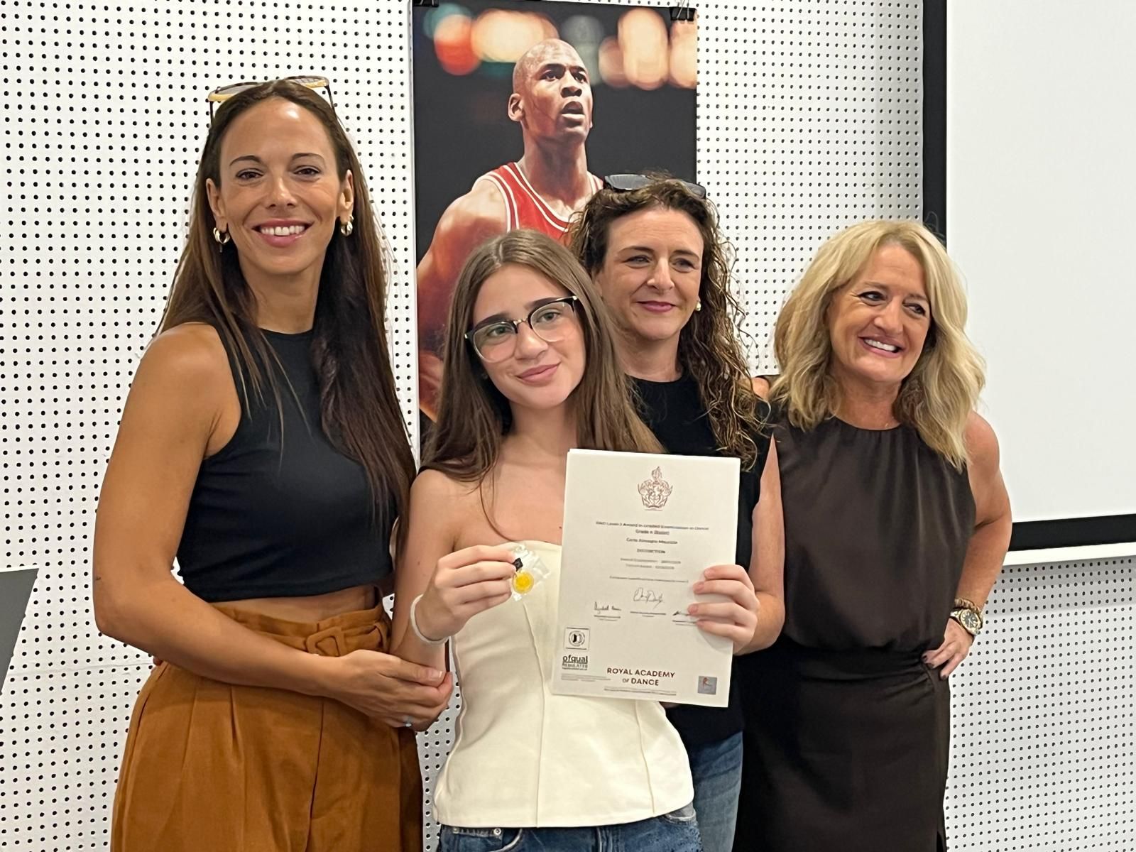 La Royal Academy of Dance entrega los diplomas a las alumnas de la Escuela de Rosa Founaud