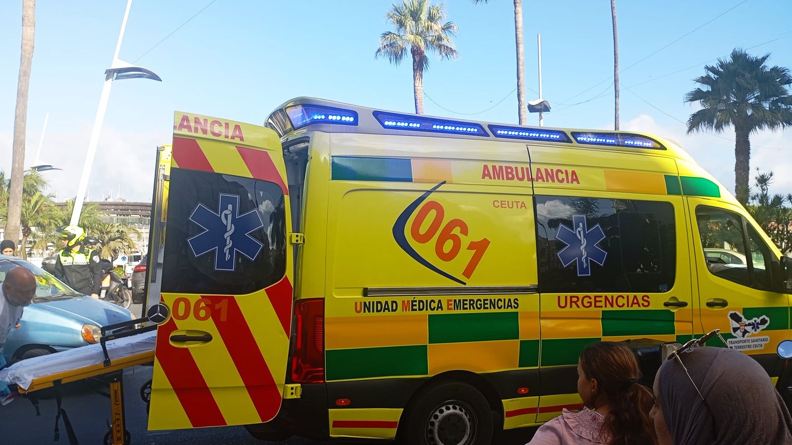 La ambulancia en el lugar del accidente La ambulancia en el lugar del accidente
