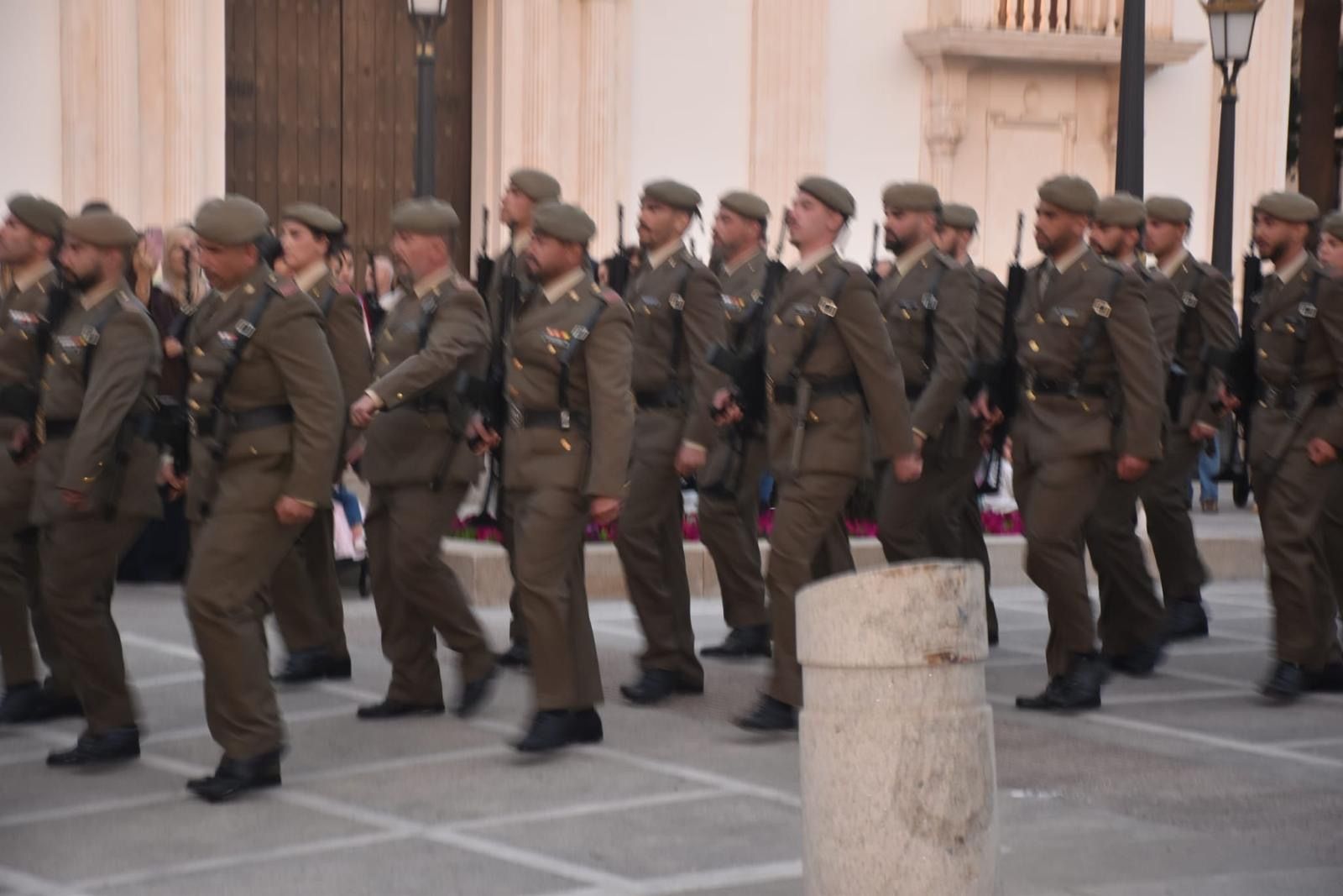 El Ramix 30 protagoniza un solemne arriado de bandera en ‘Foso Almina’