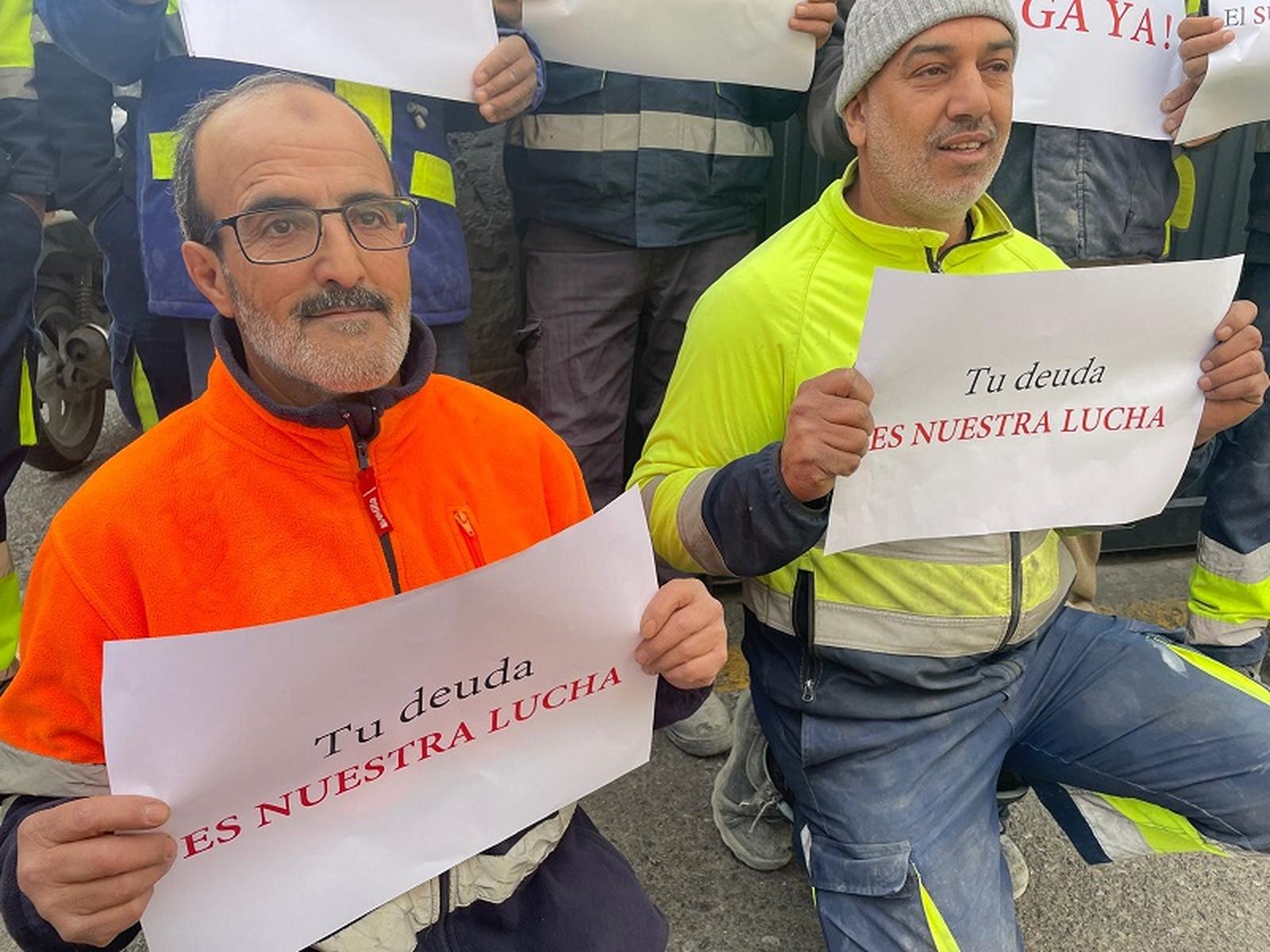 Dos trabajadores manifestándose este viernes. / FOTO REDUAN