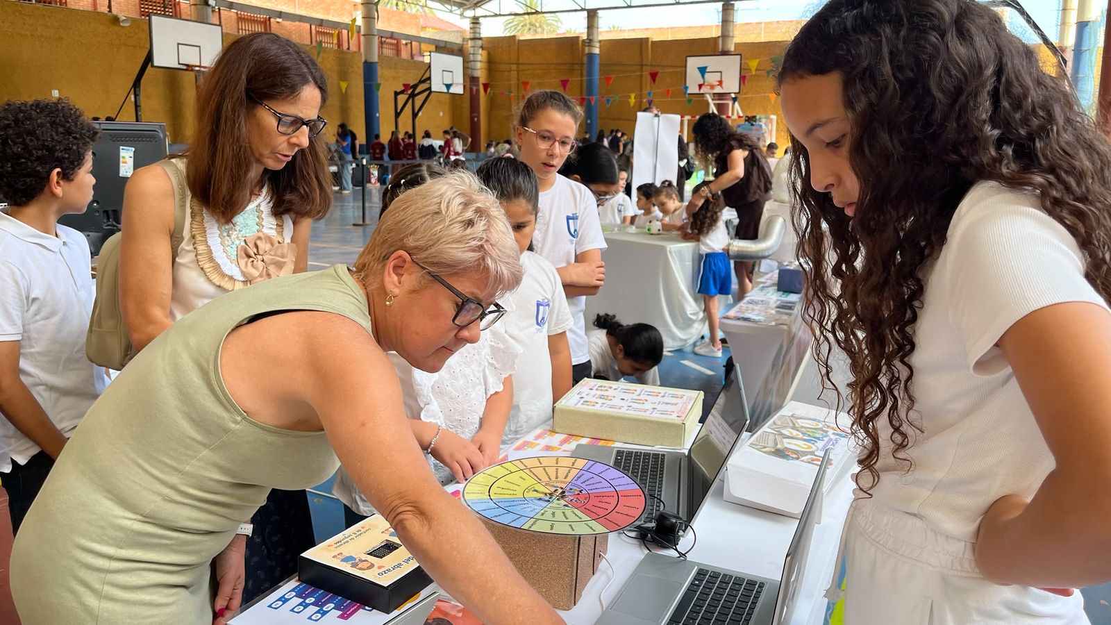 Un grupo de alumnos presta atención a una docente