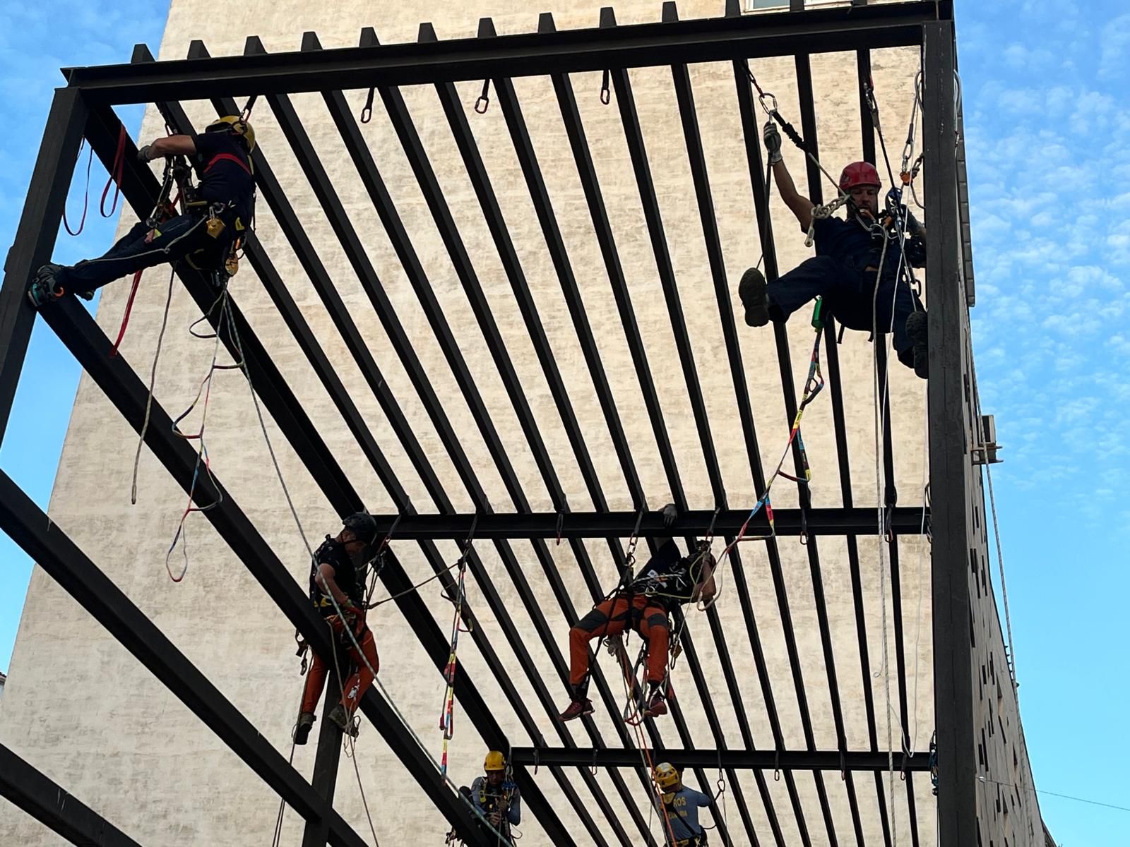 Operaciones de rescate vertical por toda la ciudad