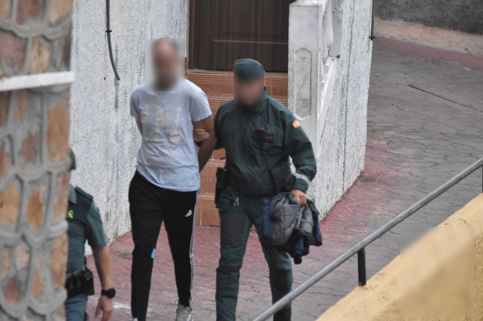 Agentes de la Guardia Civil procediendo a la detención de un hombre en Pasaje Recreo Alto dentro del operativo Agentes de la Guardia Civil procediendo a la detención de un hombre en Pasaje Recreo Alto dentro del operativo