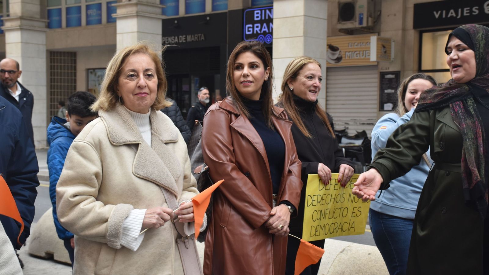 La consejera de Sanidad, Nabila Benzina, y la directora general de Servicios Sociales, Adela Nieto, durante la manifestación por una sanidad de calidad celebrada este miércoles