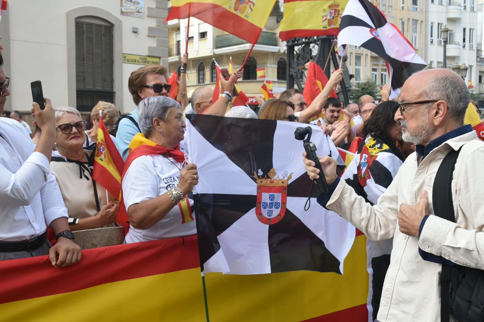 Los Reyes muestran su cercanía a los ceutíes nada más llegar a la ciudad