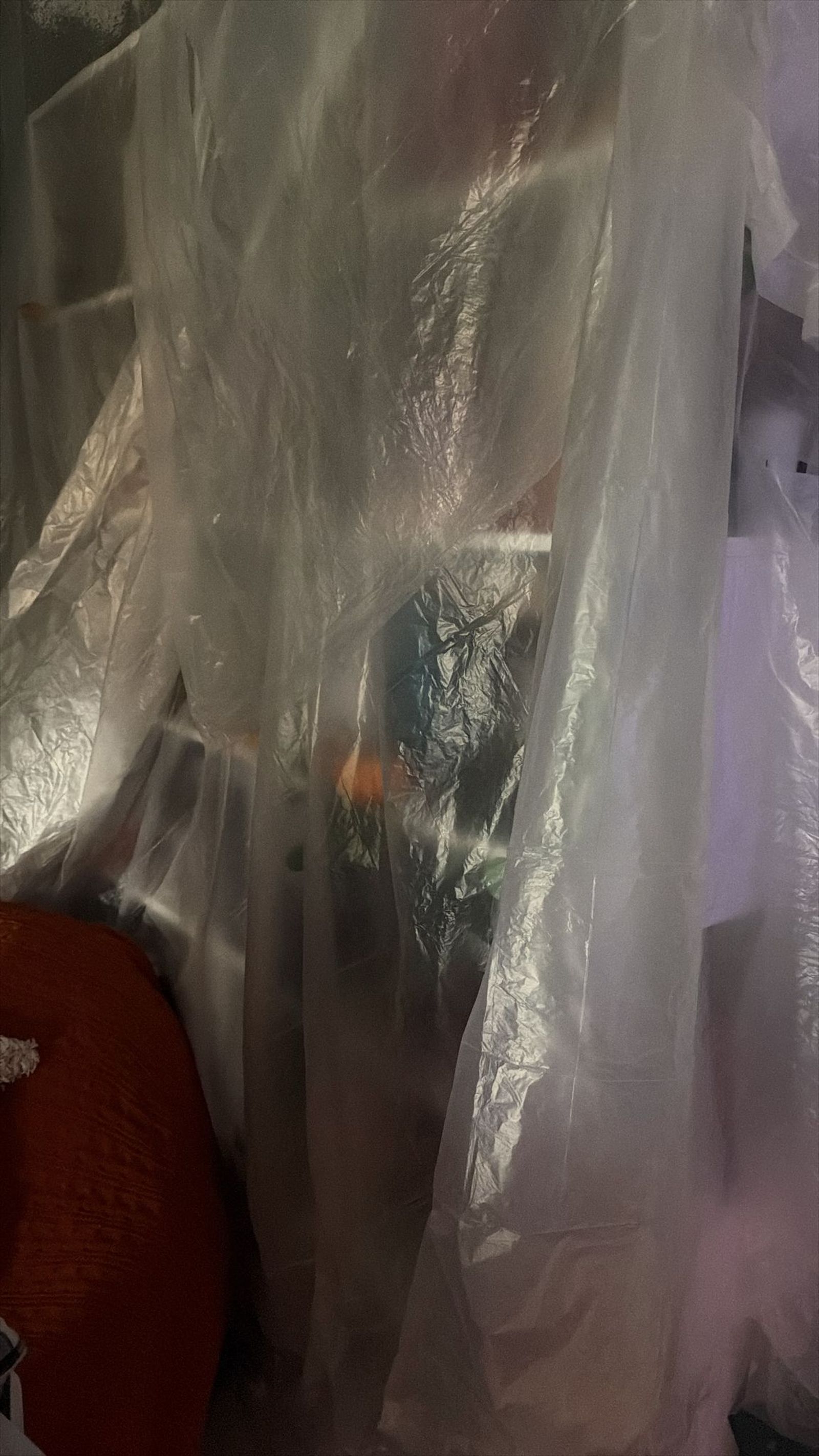 Sin cubierta y bajo el agua: las lluvias inundan las viviendas militares en la Avenida Otero