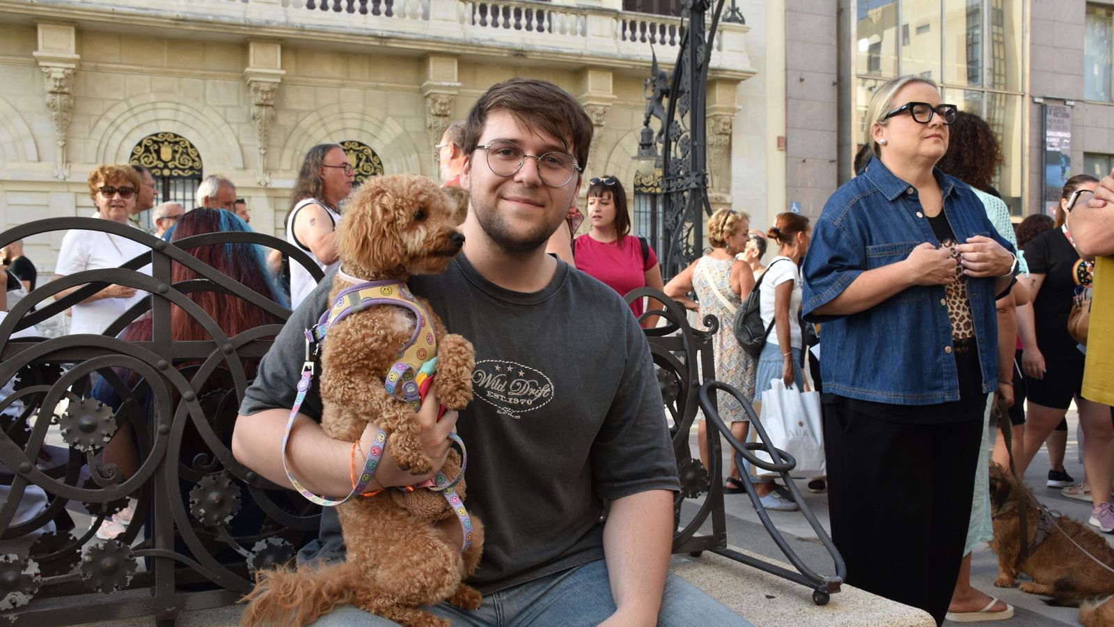 Luis Ibáñez posa con Boni durante la concentración celebrada a las puertas del Palacio Autonómico por los derechos de los animales en Ceuta