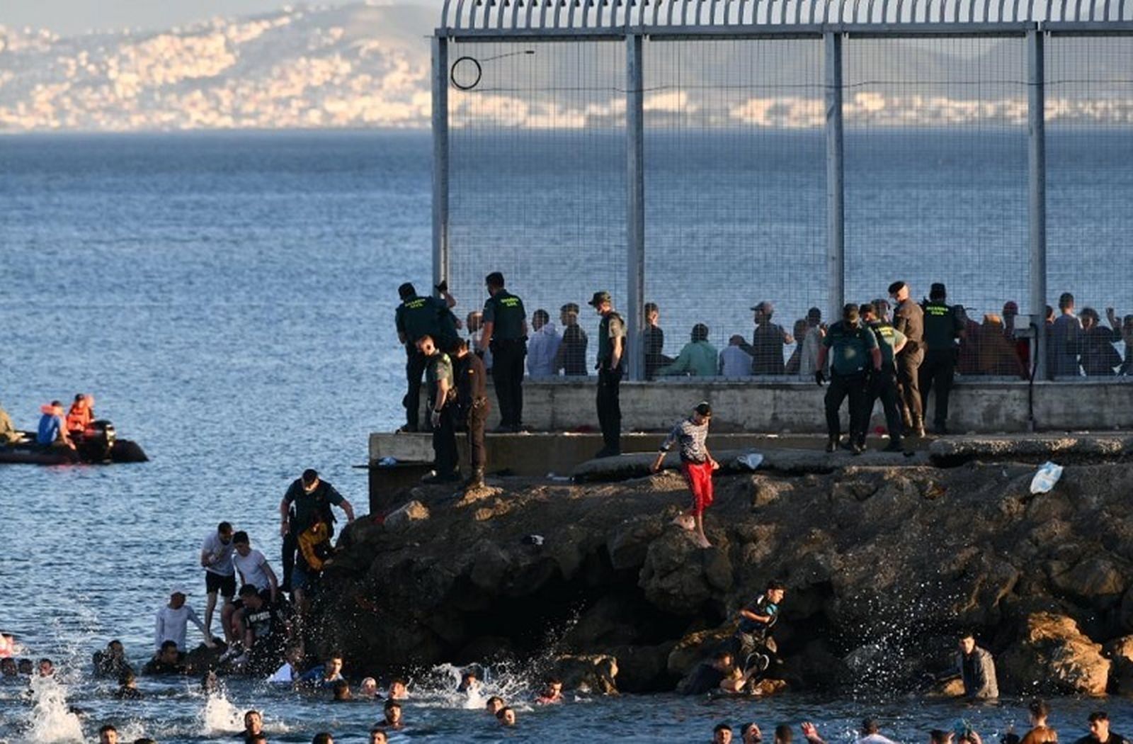 Imágenes de la entrada masiva por El Tarajal en mayo / ARCHIVO