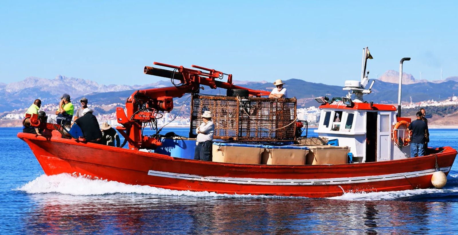 Un barco pesquero durante la Almadraba de Ceuta del año 2024 en una imagen capturada por Pepe Segura