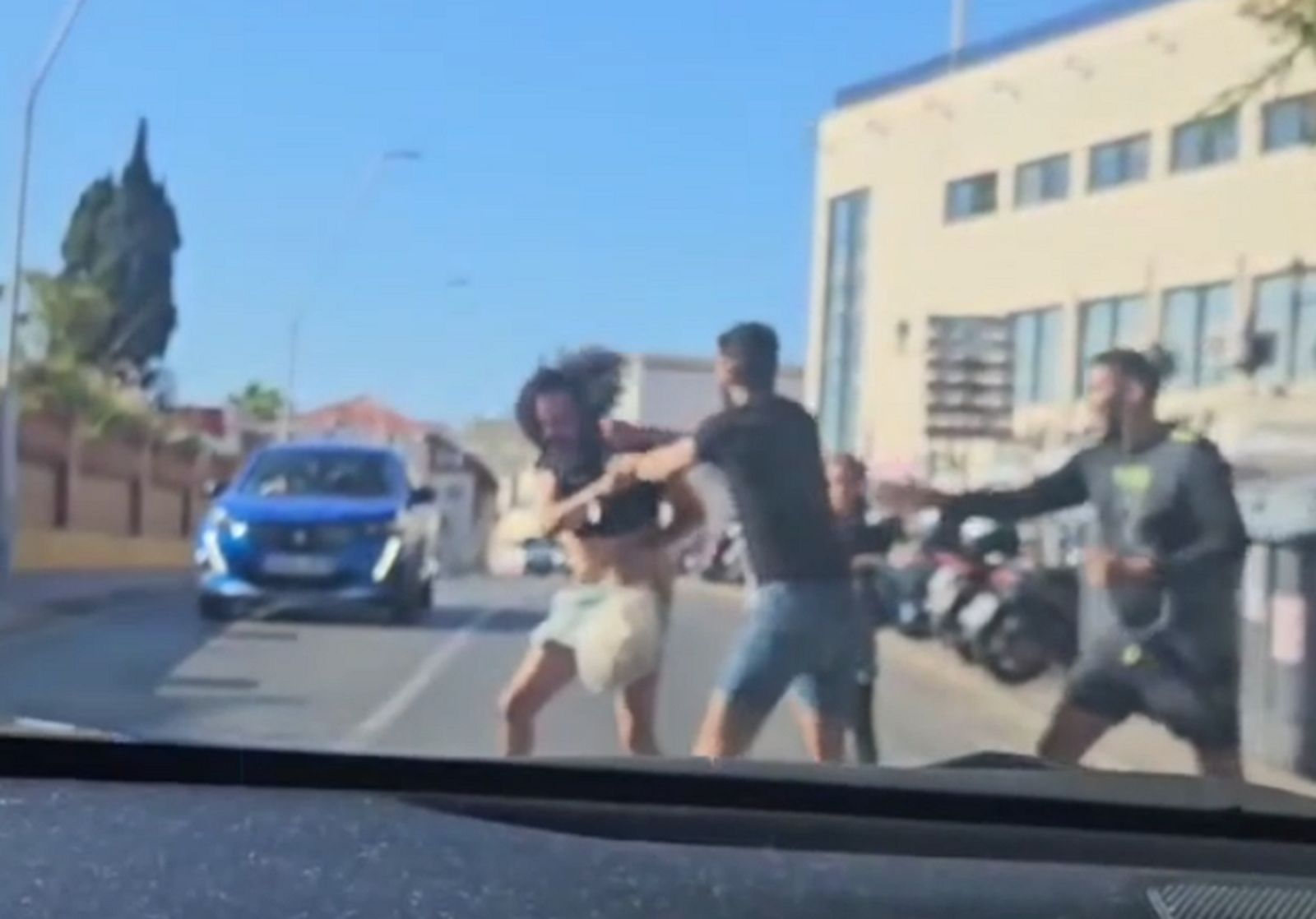 Momento de la agresión a E.V.V. tras su puesta en libertad el pasado jueves
