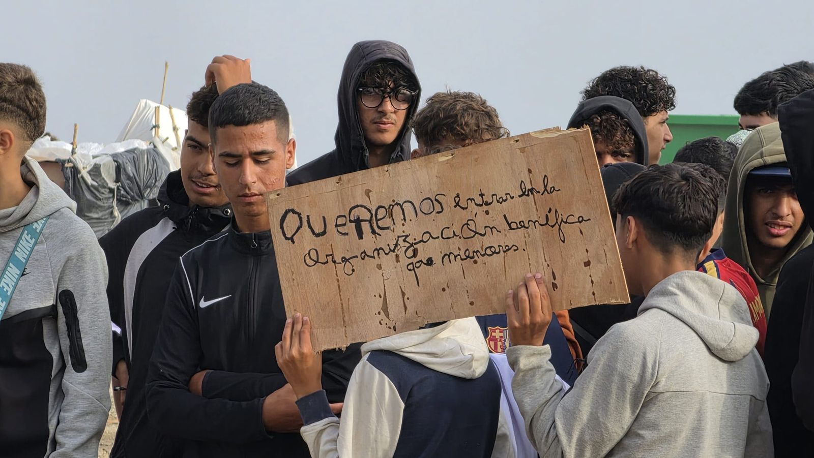 Concentración de menores migrantes solos en la playa del Trampolín para exigir acceder a recursos de acogida