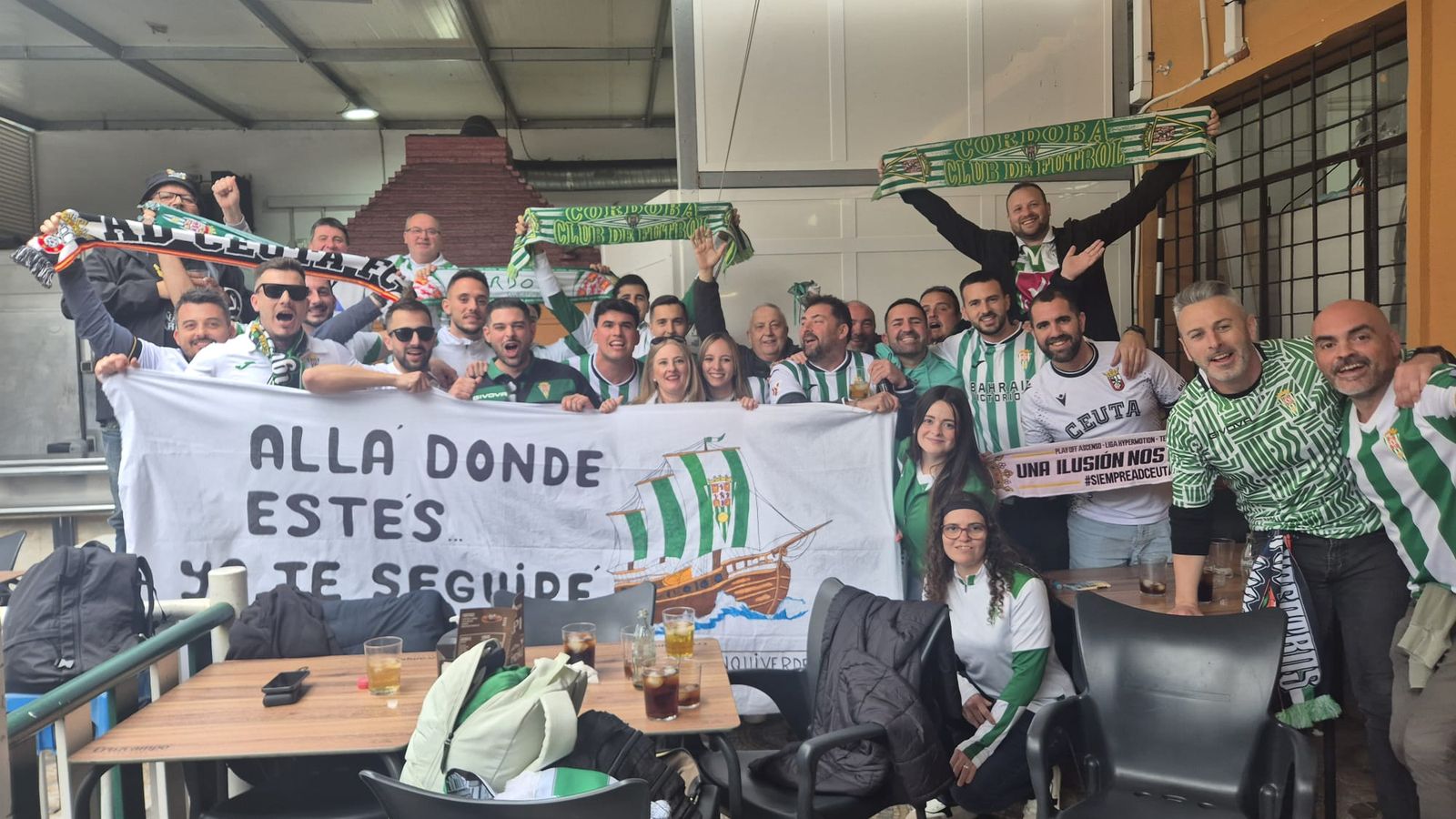 Aficionados antes del Ceuta-Córdoba