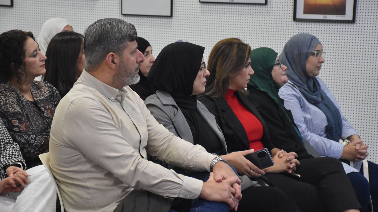La biblioteca se abarrotó de público para la conferencia del psicólogo Nizar Liemlahi, con la presencia de la consejera Nabila Benzina o el diputado Mohamed Mustafa