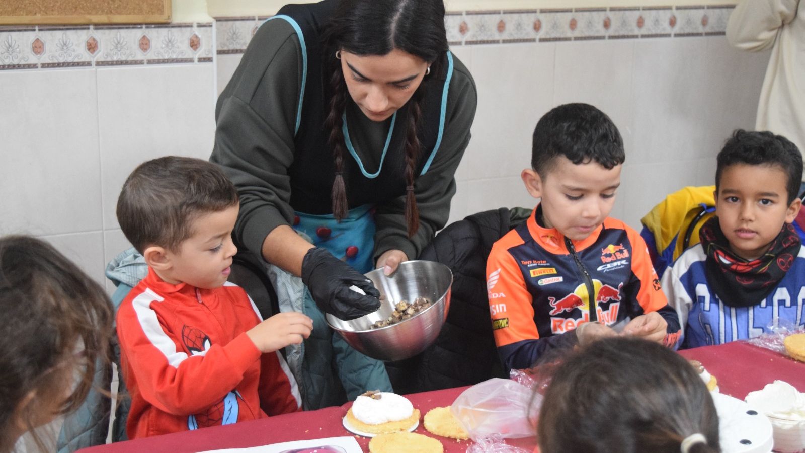 Miramar Alto cierra su proyecto 2025 con un taller de repostería infantil que impulsó Pepe Ramos