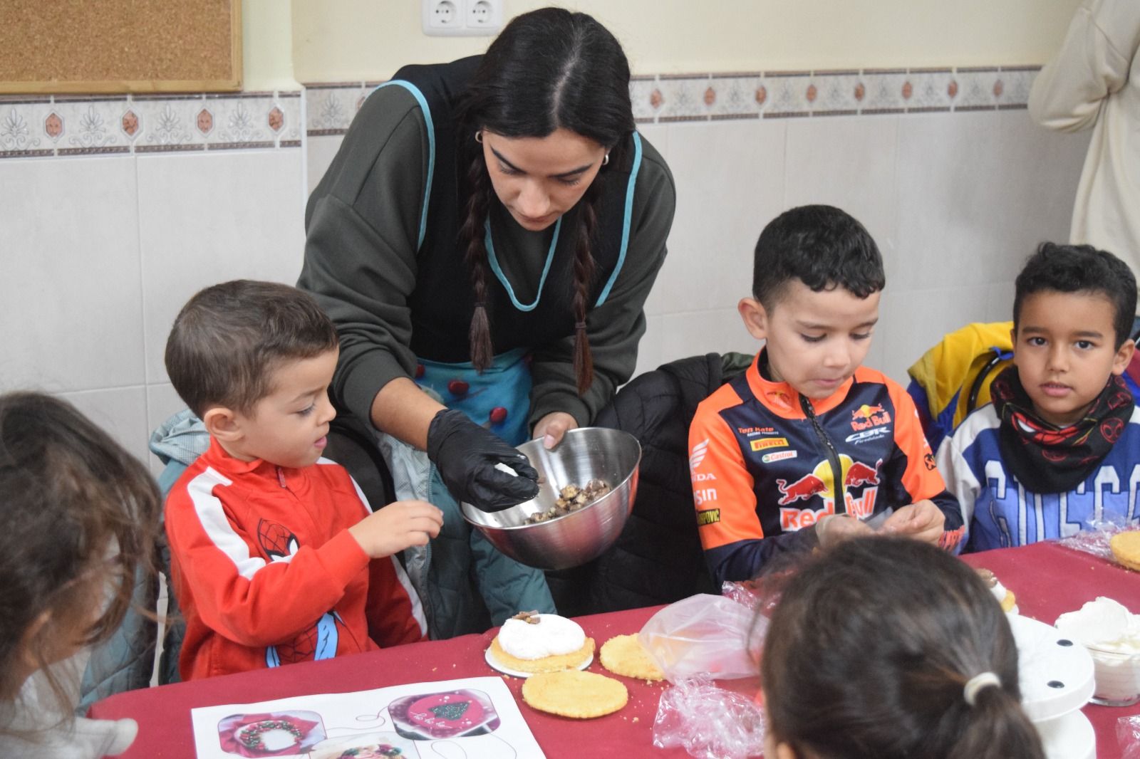 Miramar Alto cierra su proyecto 2025 con un taller de repostería infantil que impulsó Pepe Ramos