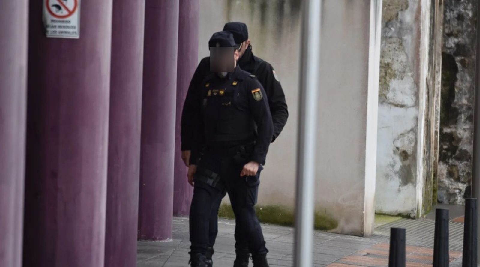 Agentes de la Policía Nacional en el edificio Baeza durante la operación del pasado viernes | NICOL'S