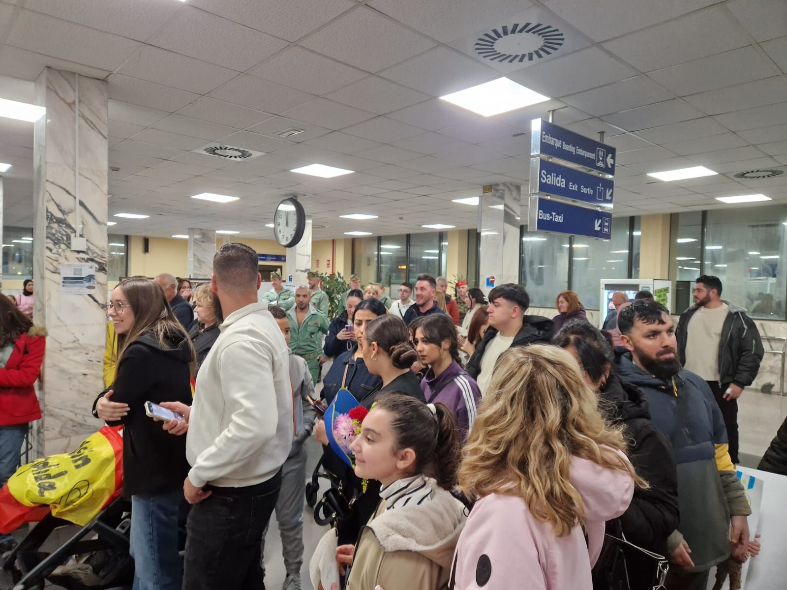 FOTOGALERÍA | De Irak a los brazos de su gente: fotogalería del regreso de la COMGECEU